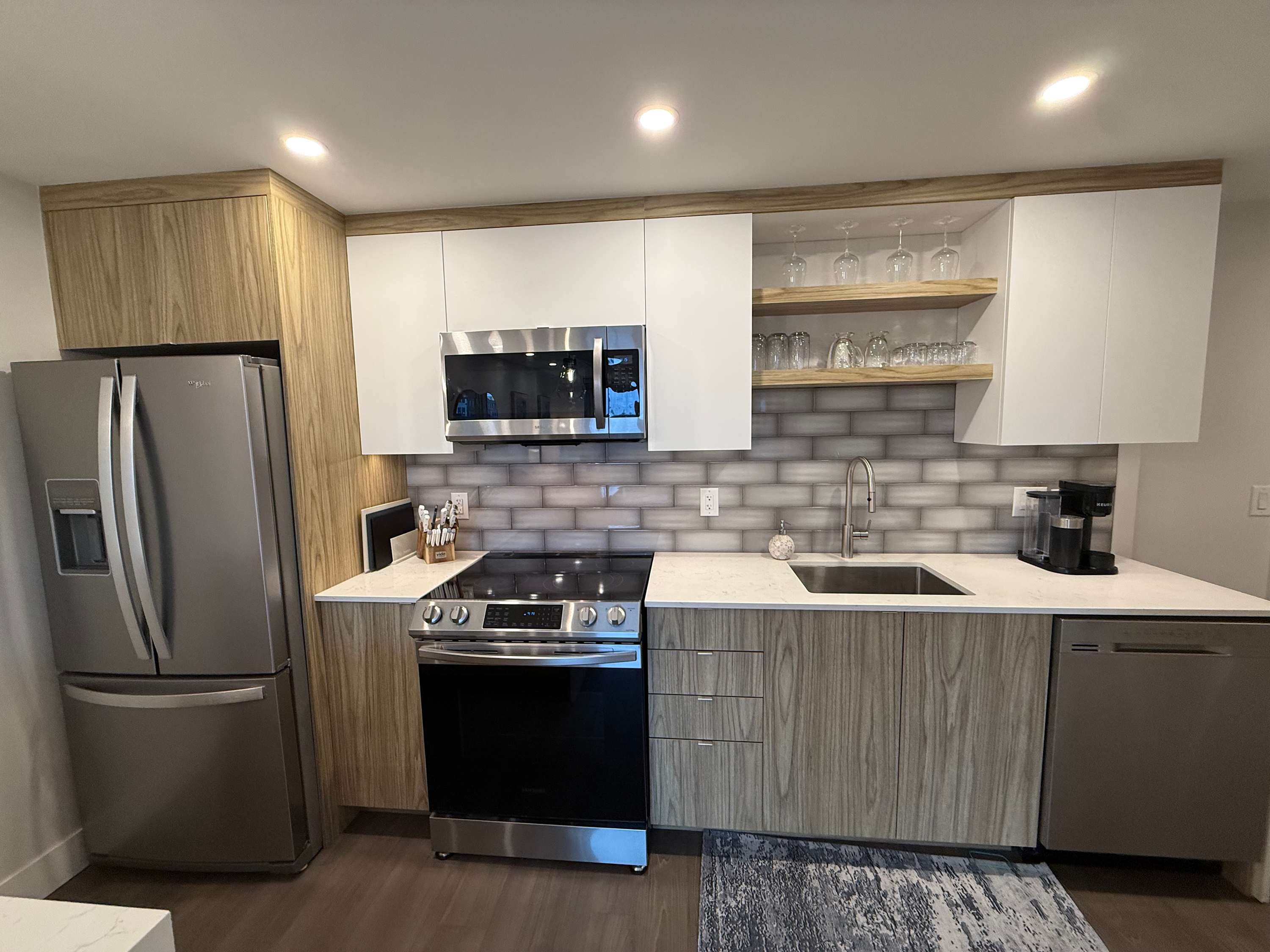Bright 1 BR with waterview and 6 appliances