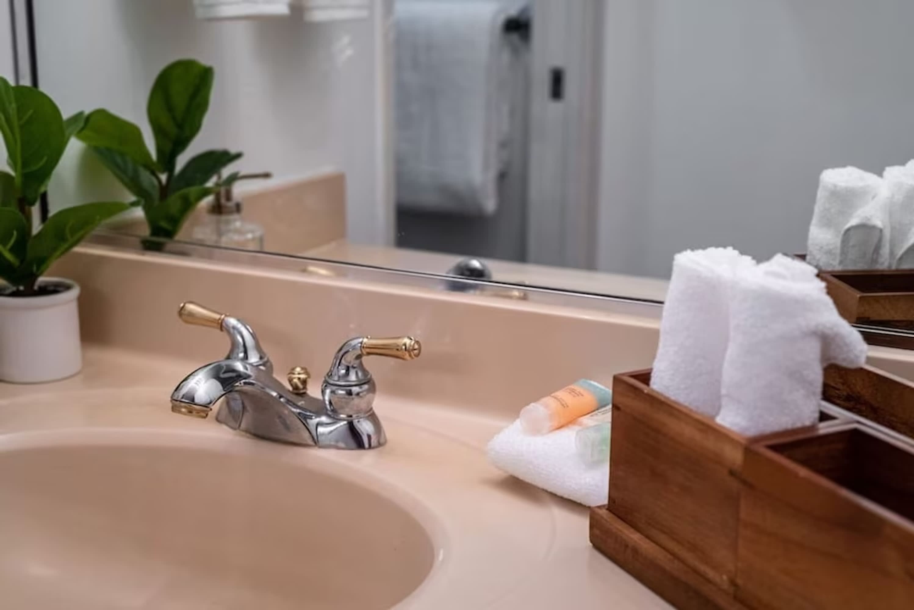 Steps to Beach! Chic 2BR at Maui Banyan Resort — photo 25