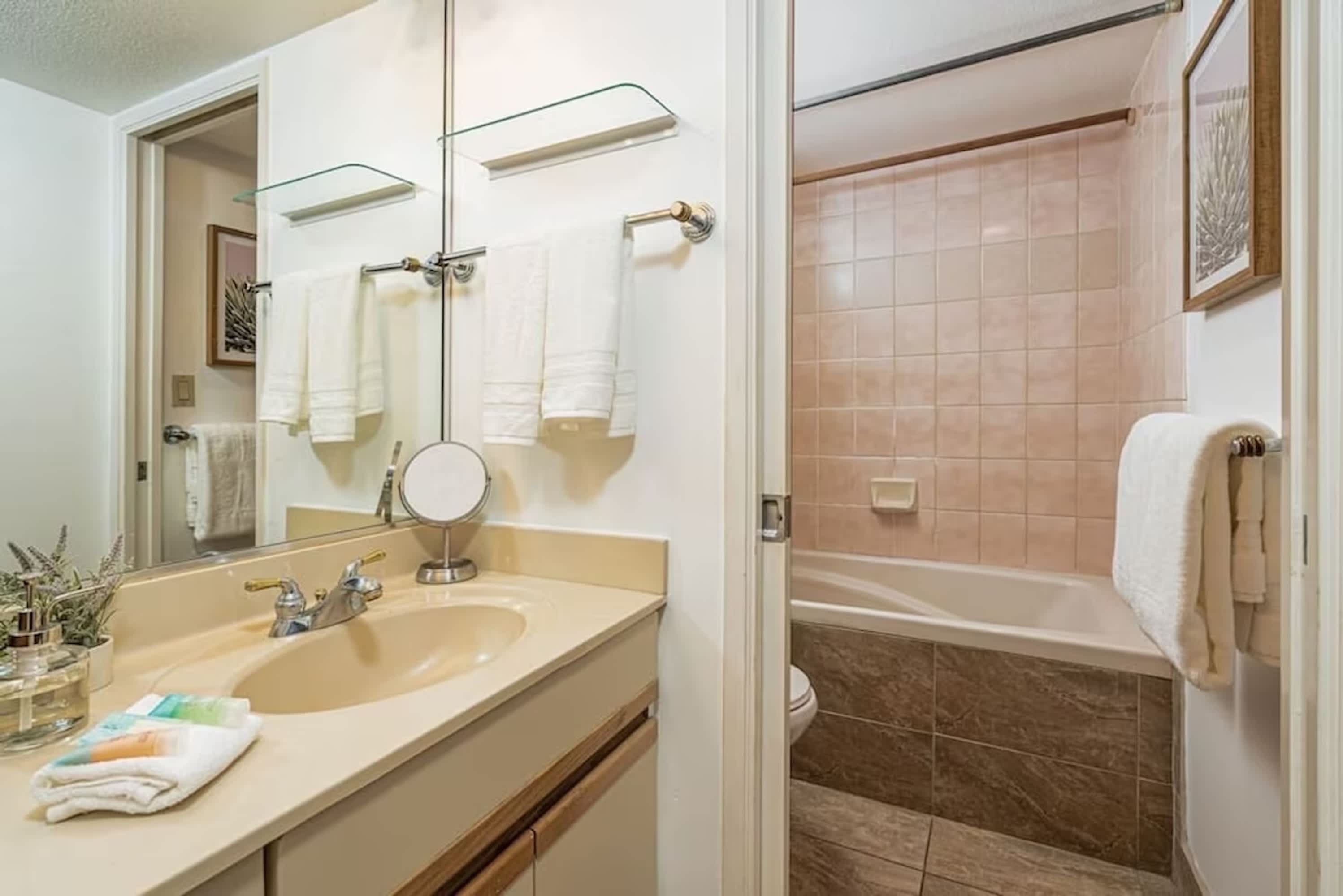 Steps to Beach! Chic 2BR at Maui Banyan Resort — photo 27