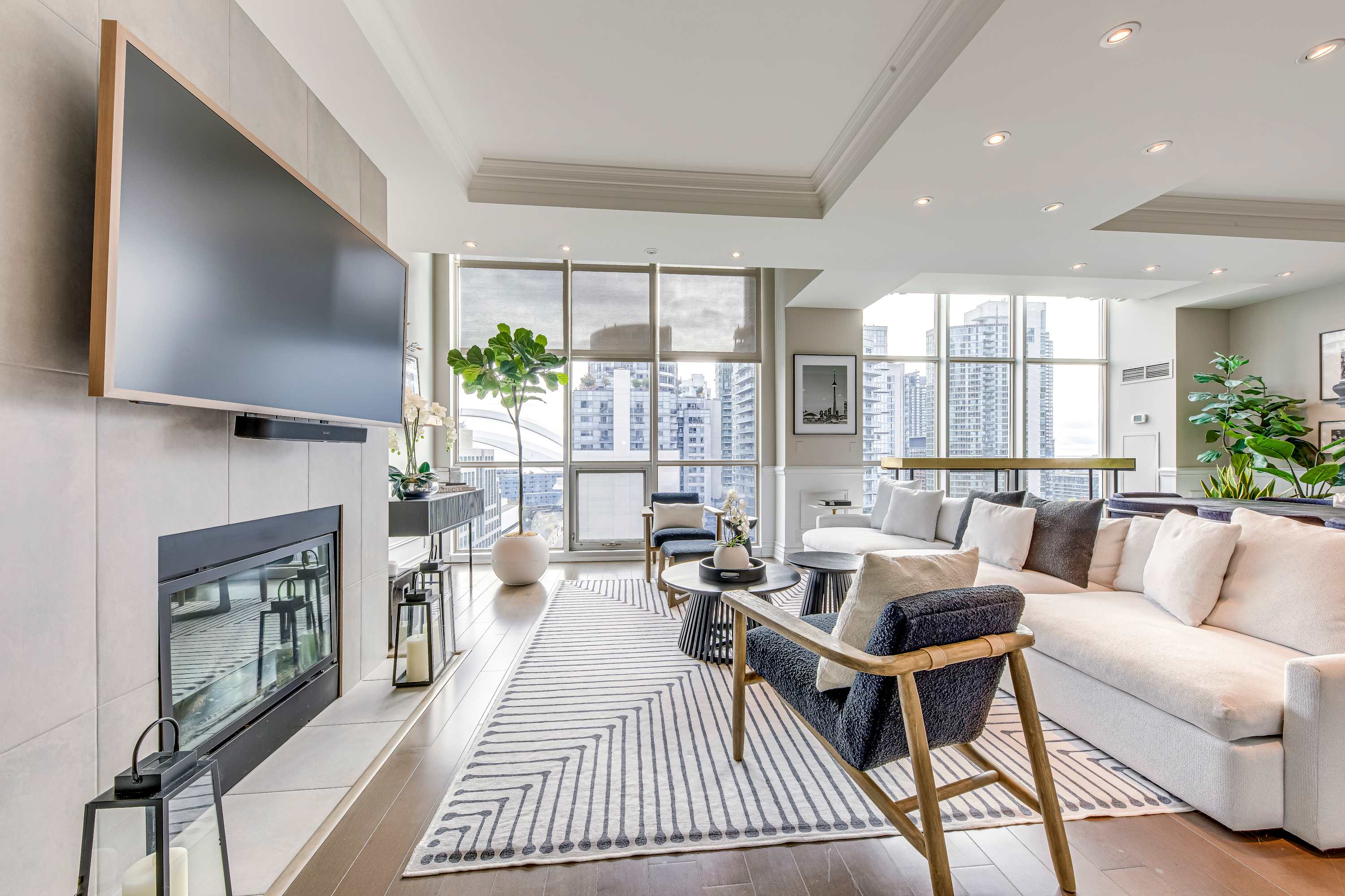 Blue Jays Luxe Penthouse