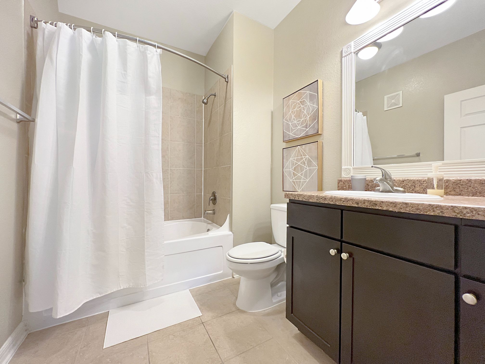 1st Floor Apt with Nature Views, Prime North Tampa