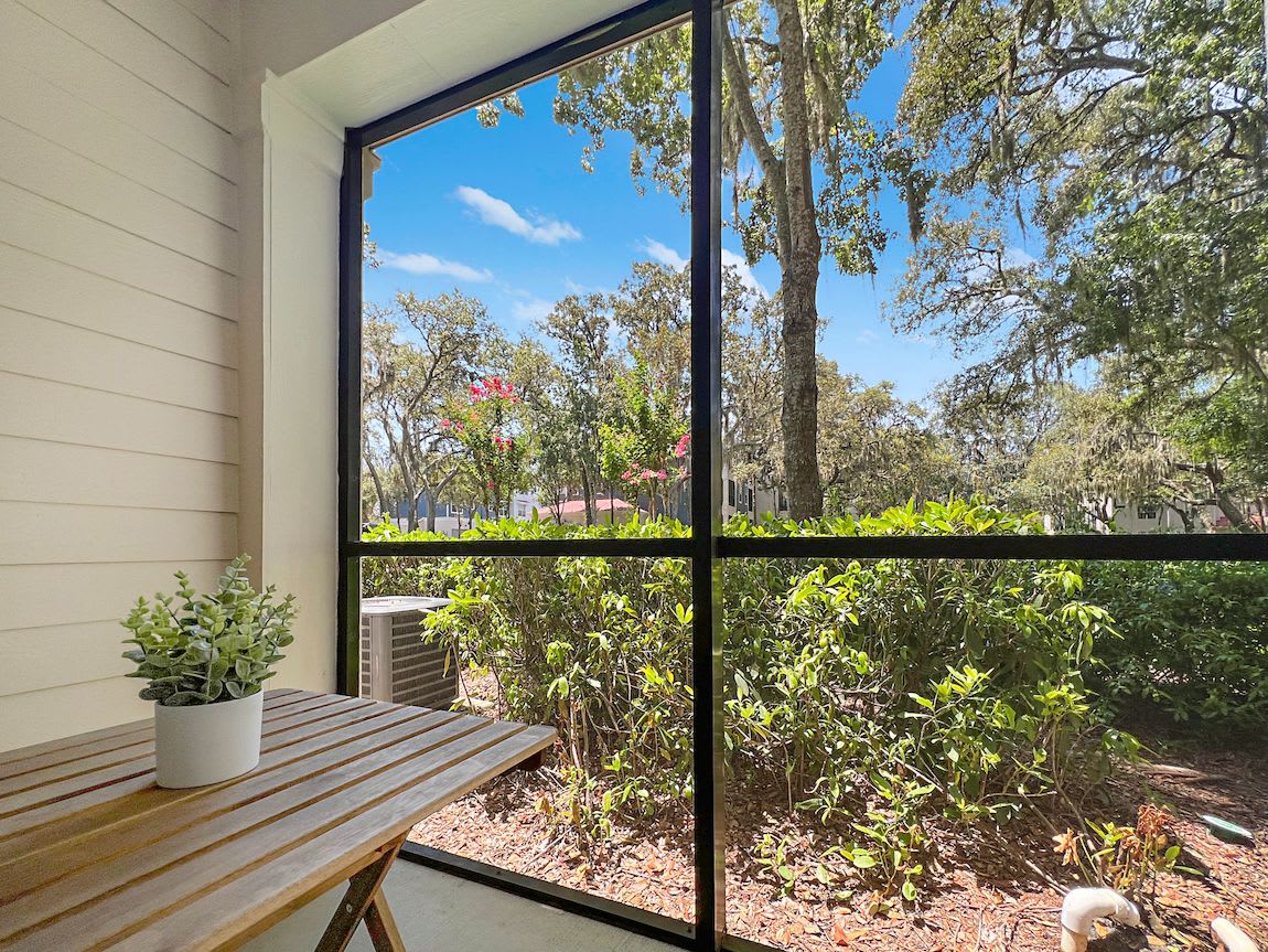 1st Floor Apt with Nature Views, Prime North Tampa