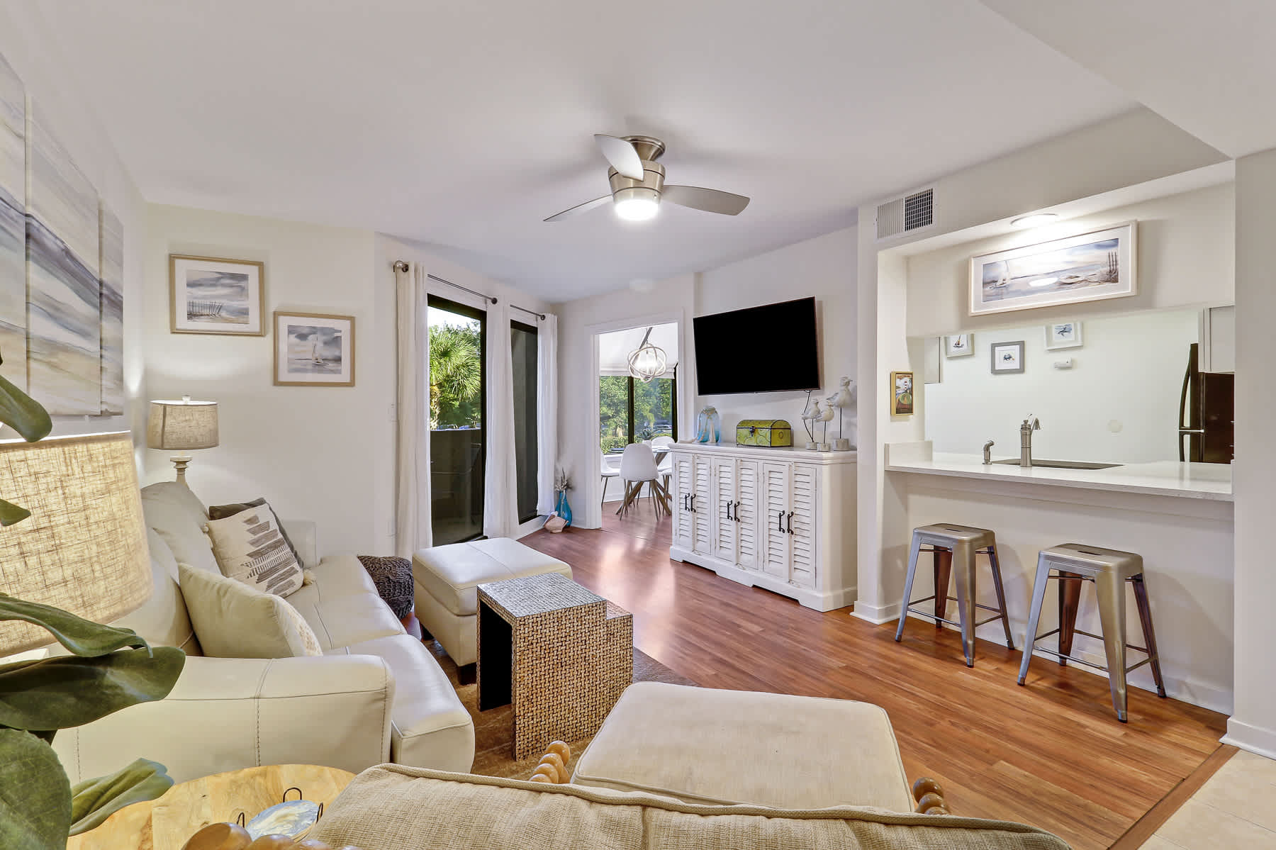 Harbourside Villa Steps to Shops Dining Marina