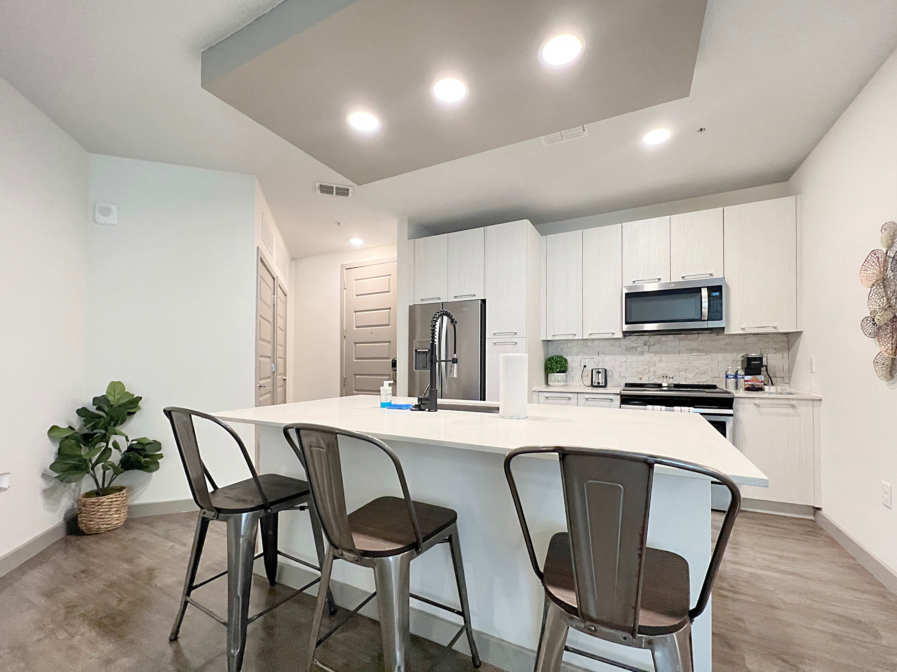 Waterfront Oasis: Modern 1 BR with Courtyard Views