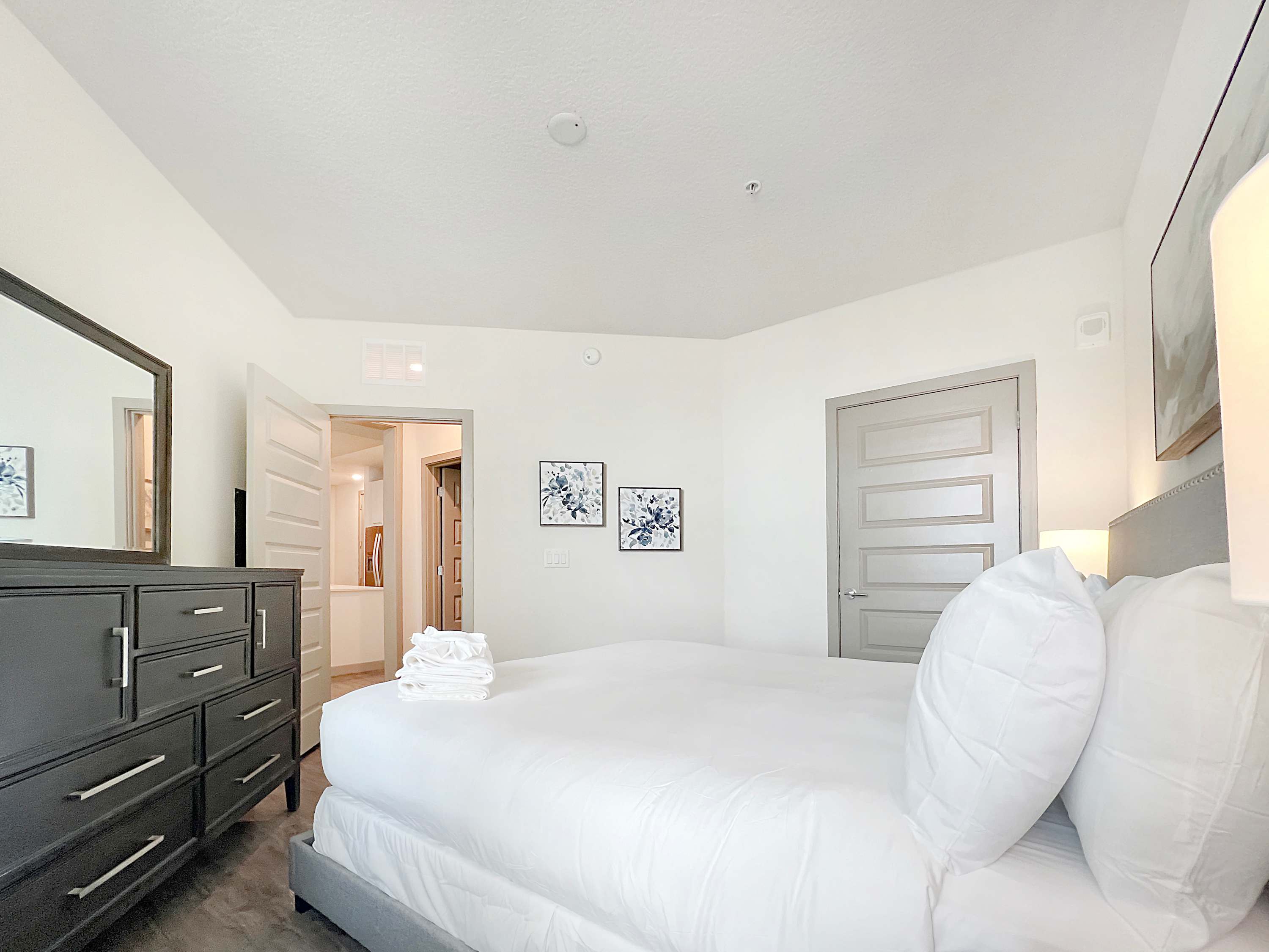 Waterfront Oasis: Modern 1 BR with Courtyard Views