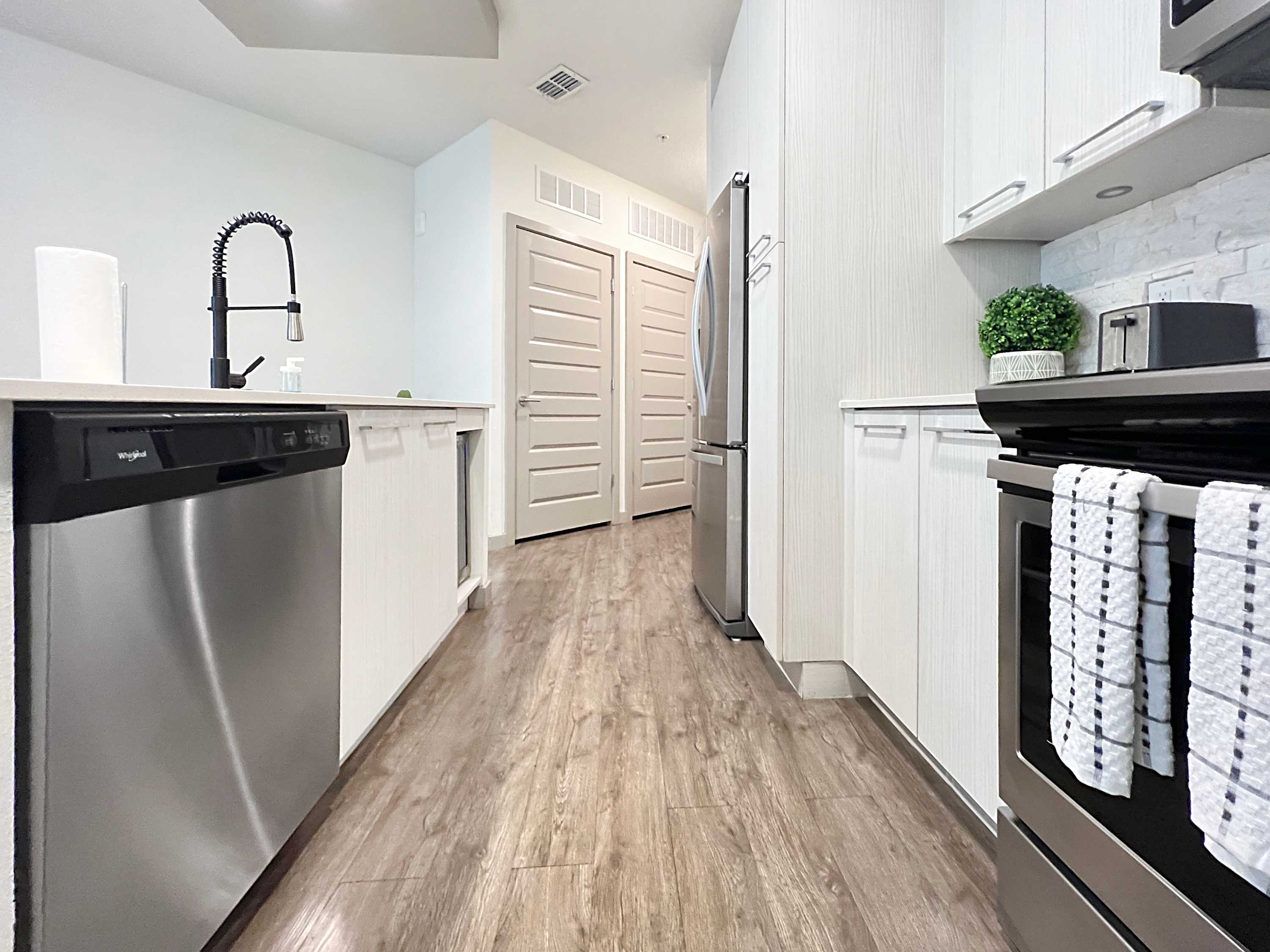 Waterfront Oasis: Modern 1 BR with Courtyard Views