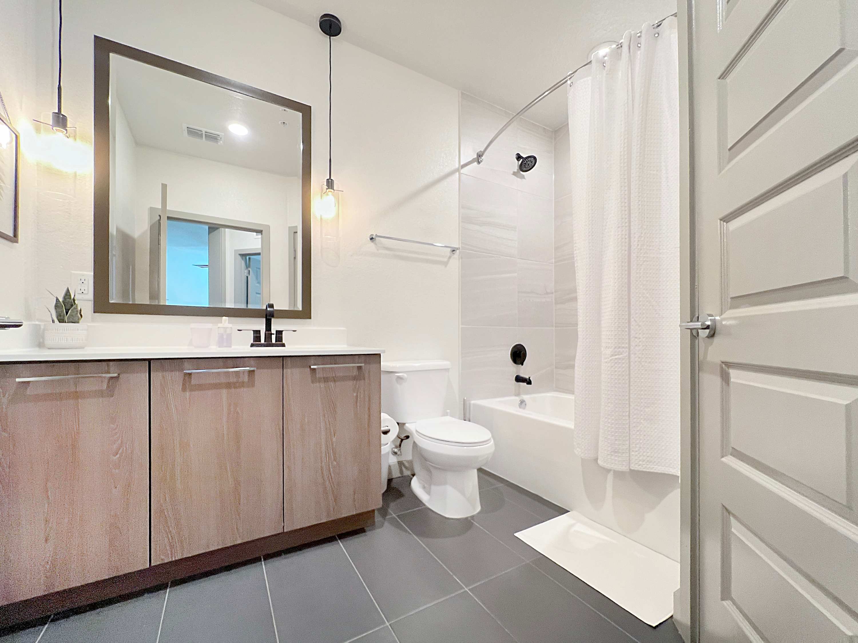 Waterfront Oasis: Modern 1 BR with Courtyard Views