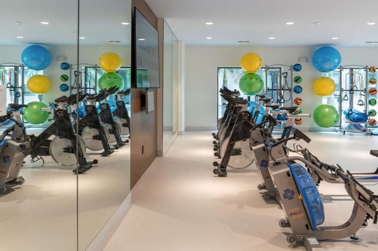 Waterfront Oasis: Modern 1 BR with Courtyard Views