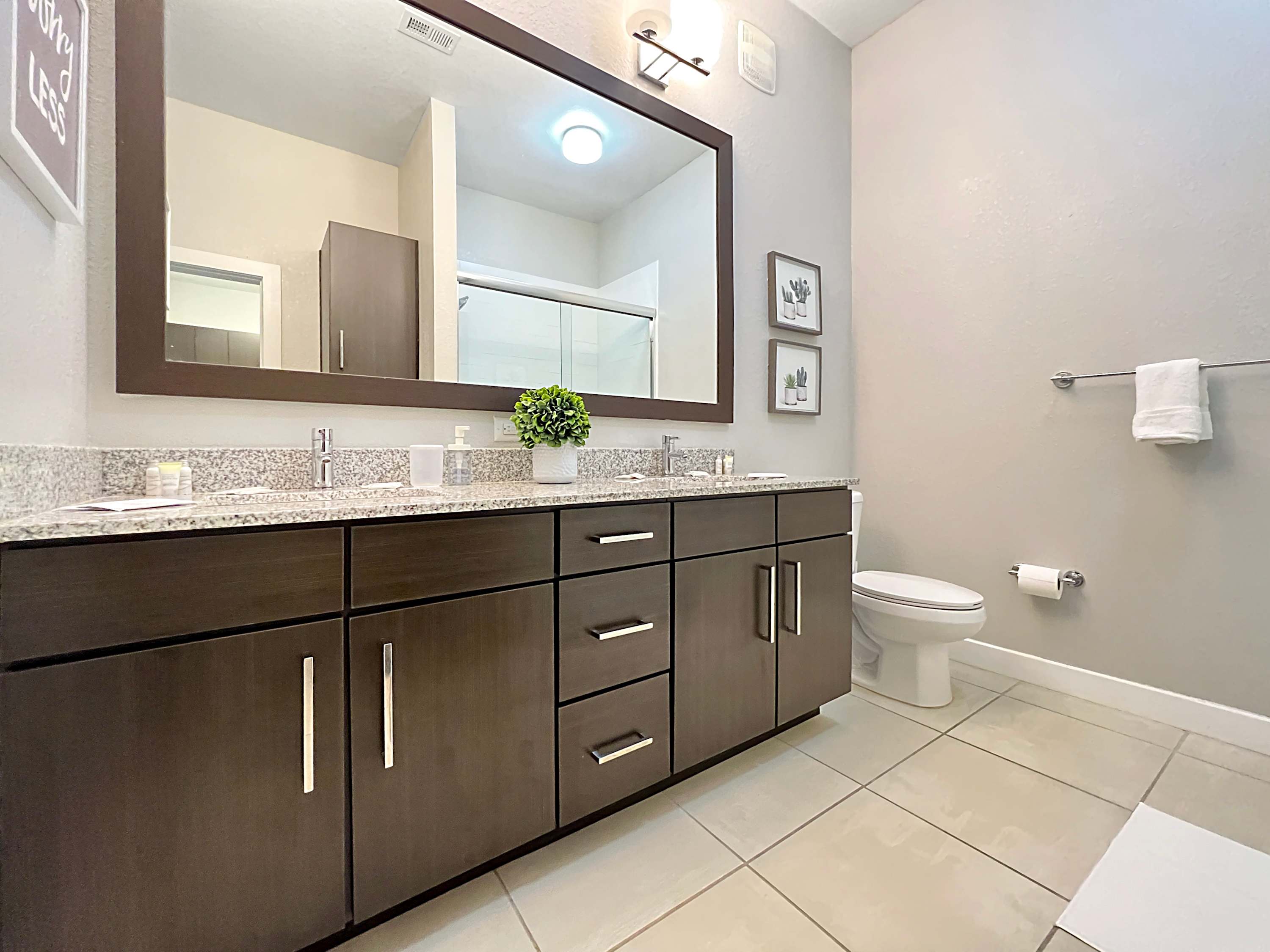 1st Floor in the Heart of Downtown, Pool Views