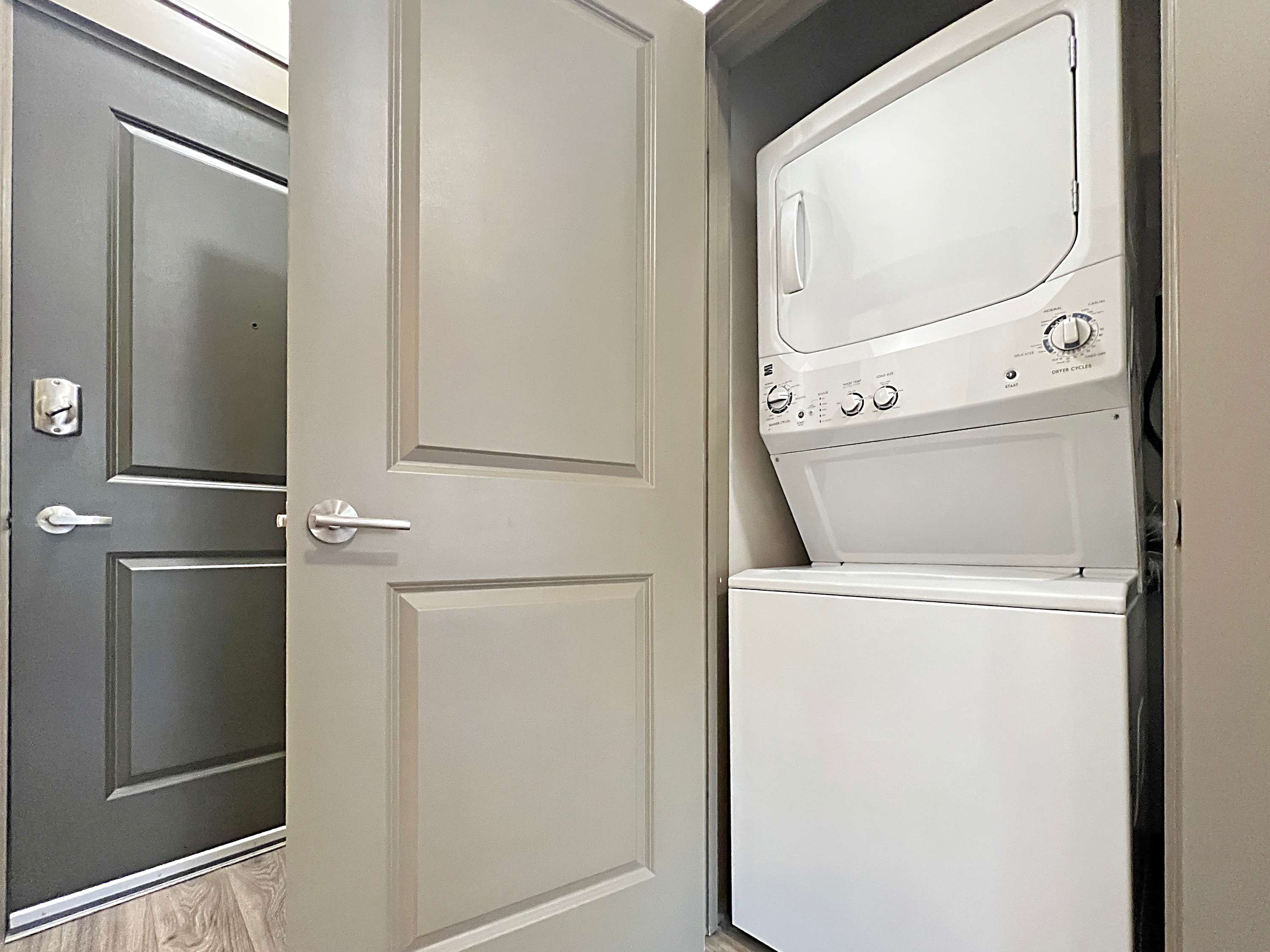 Westshore Luxe Living, Courtyard & Pool Views