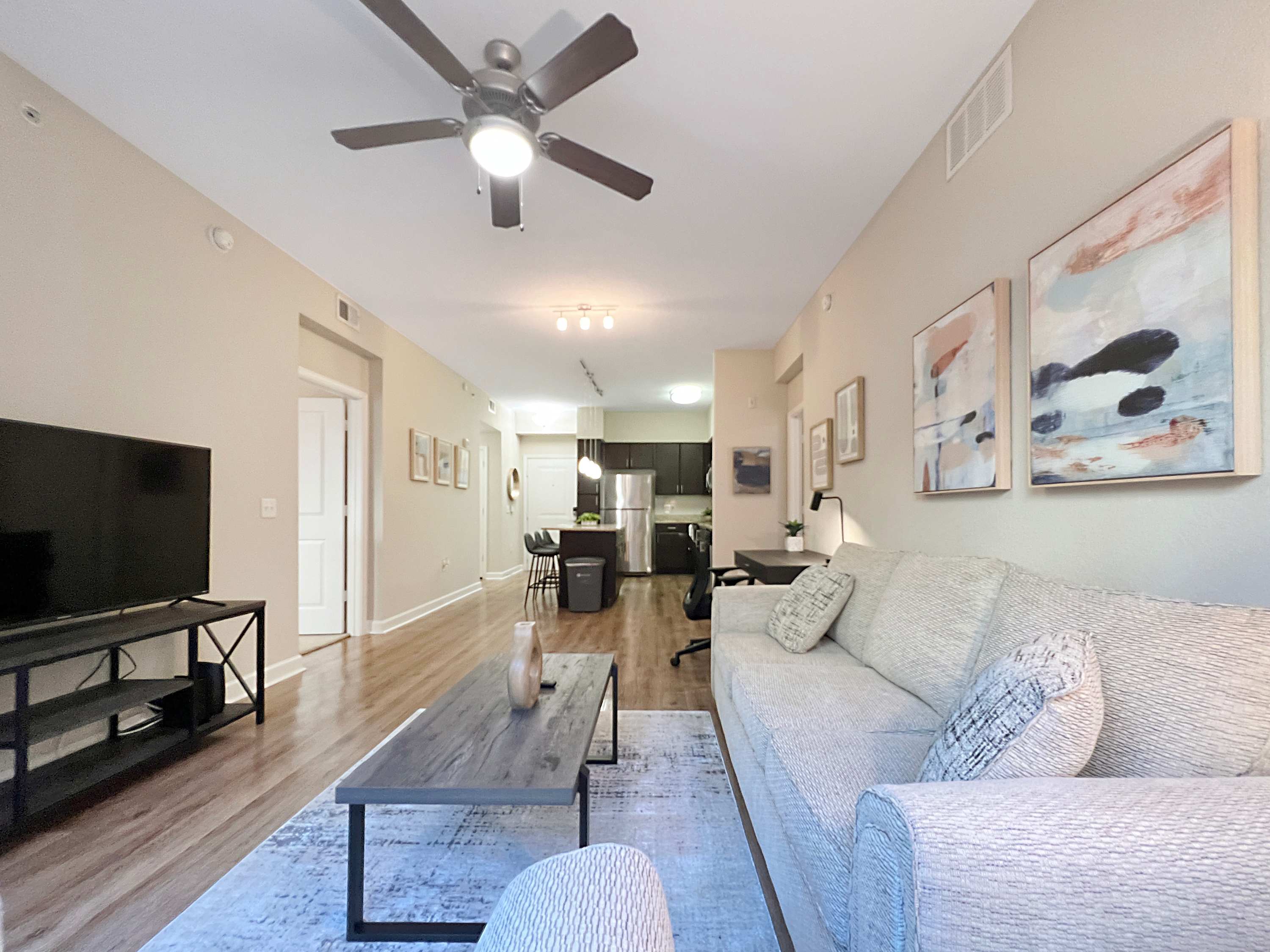 Luxury Westshore Living, Work Desk, Pet Friendly!