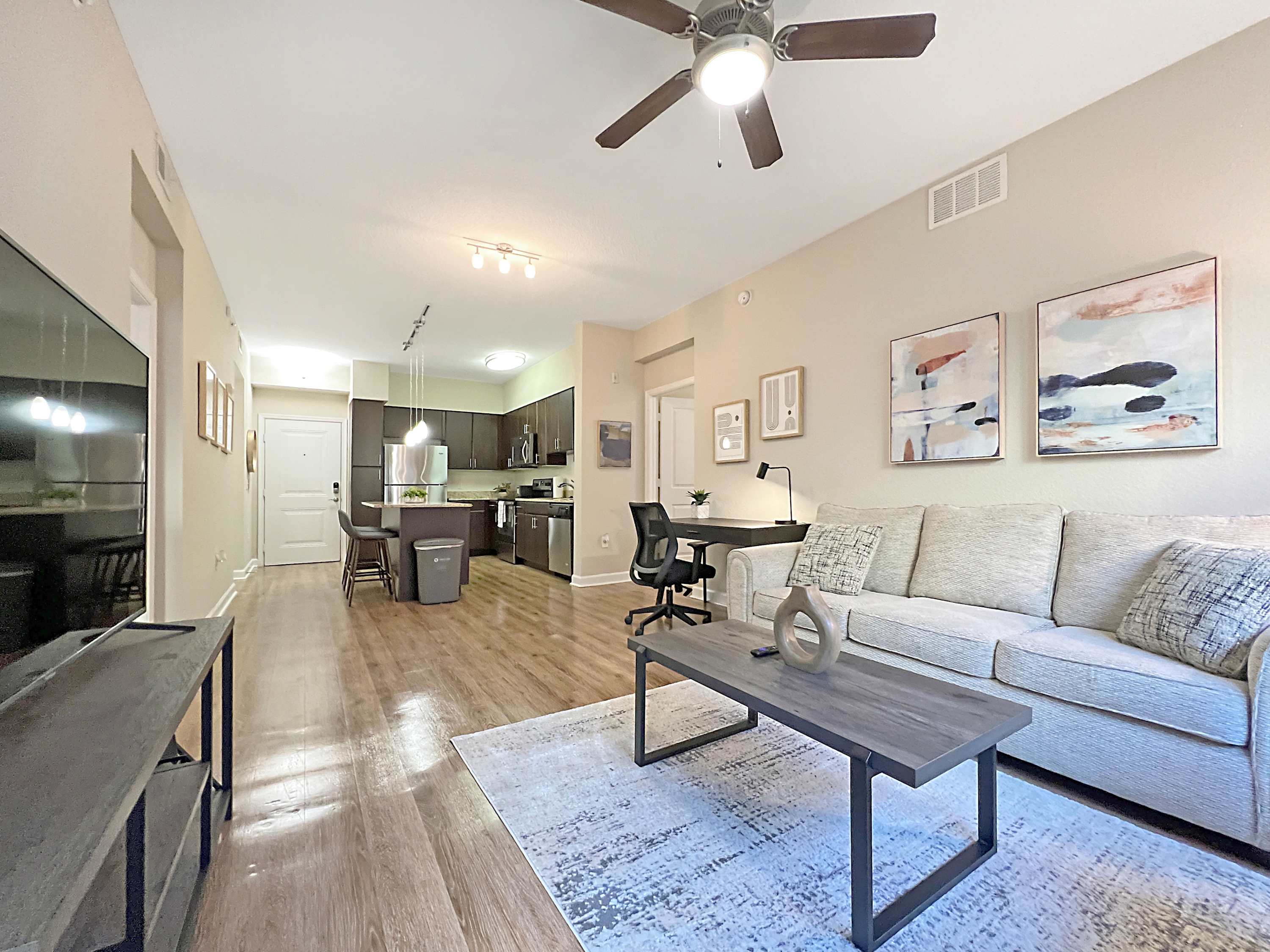 Luxury Westshore Living, Work Desk, Pet Friendly!