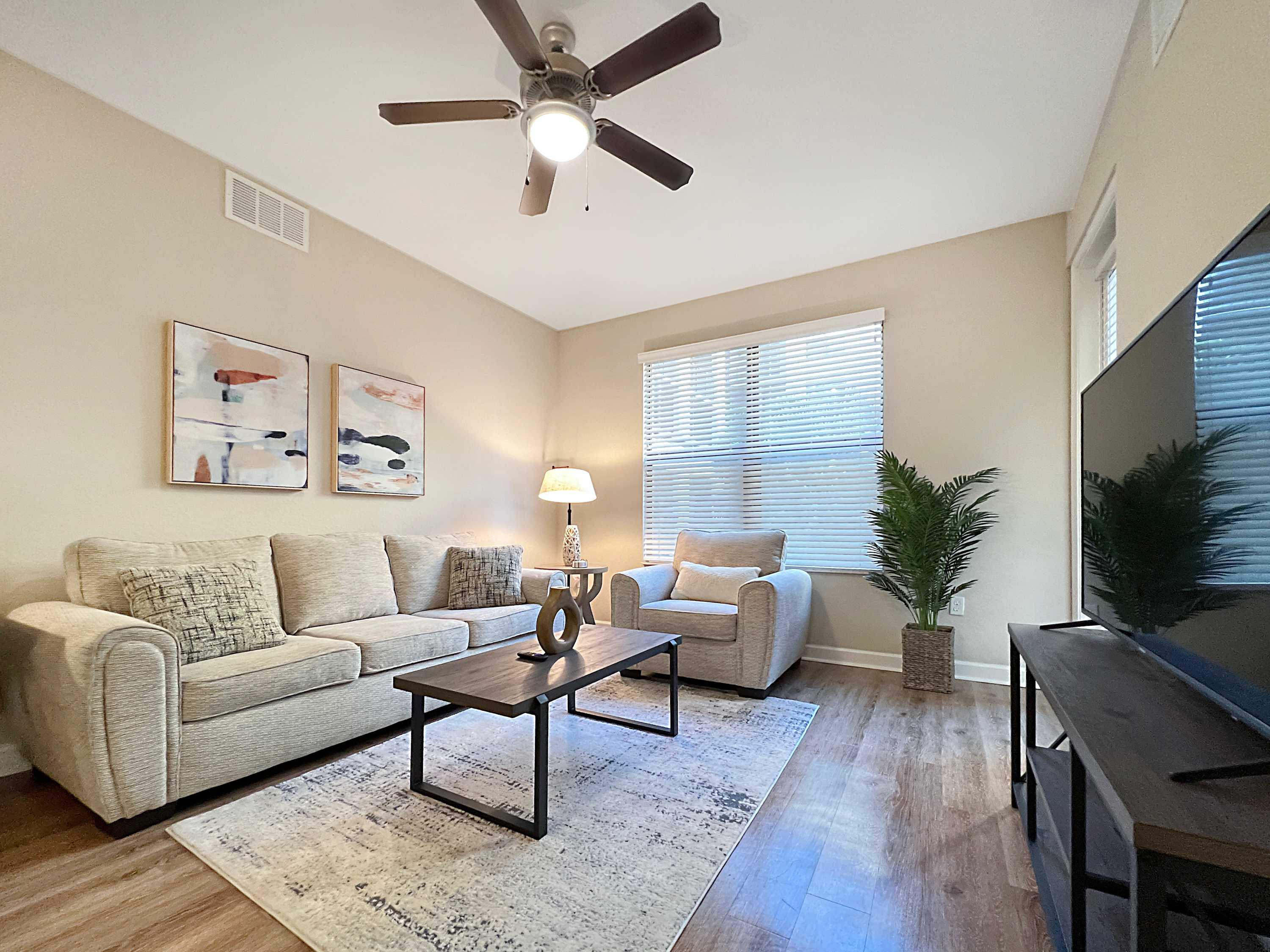 Luxury Westshore Living, Work Desk, Pet Friendly!