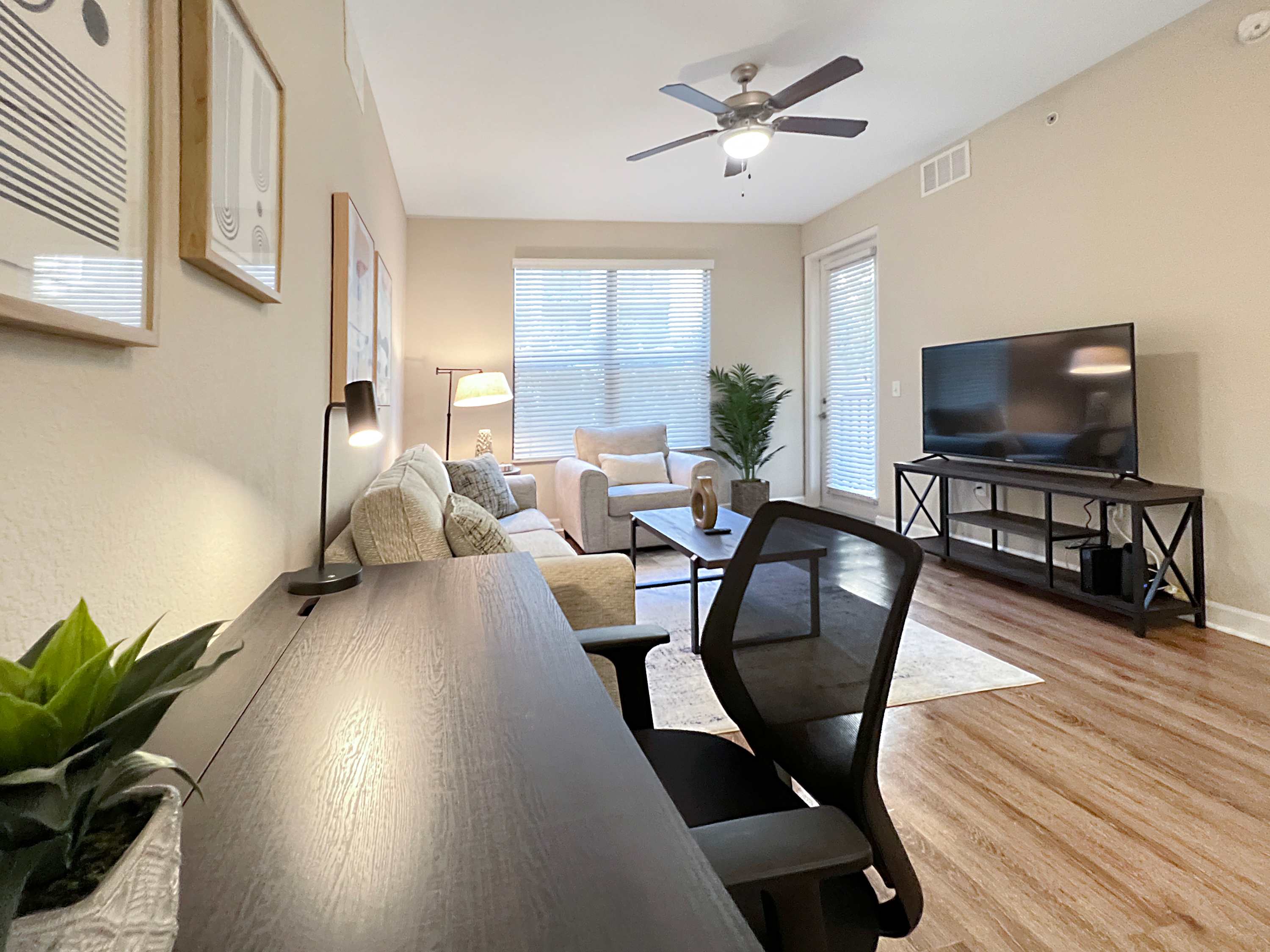 Luxury Westshore Living, Work Desk, Pet Friendly!