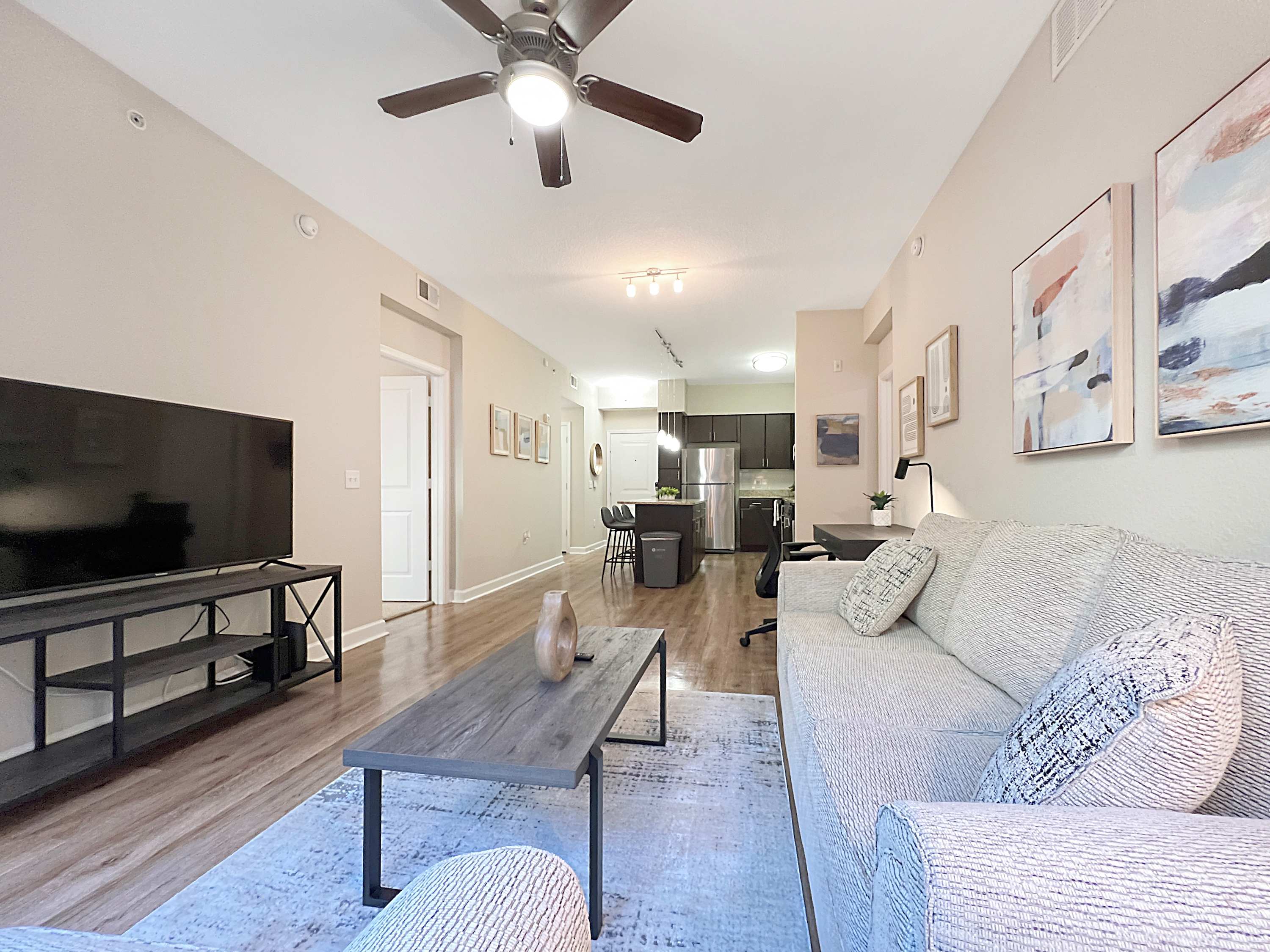 Luxury Westshore Living, Work Desk, Pet Friendly!