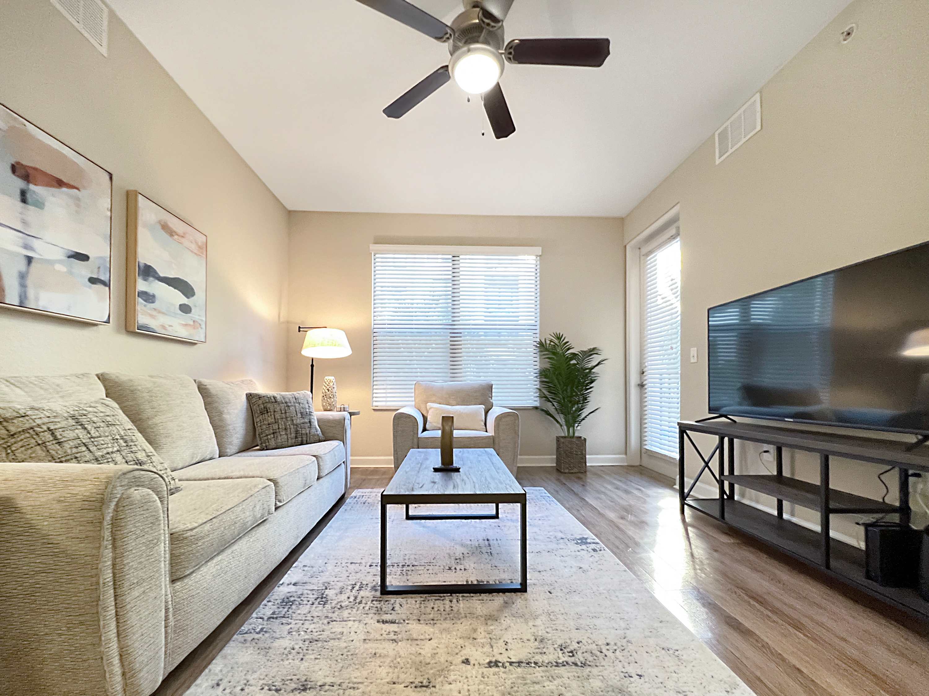 Luxury Westshore Living, Work Desk, Pet Friendly!