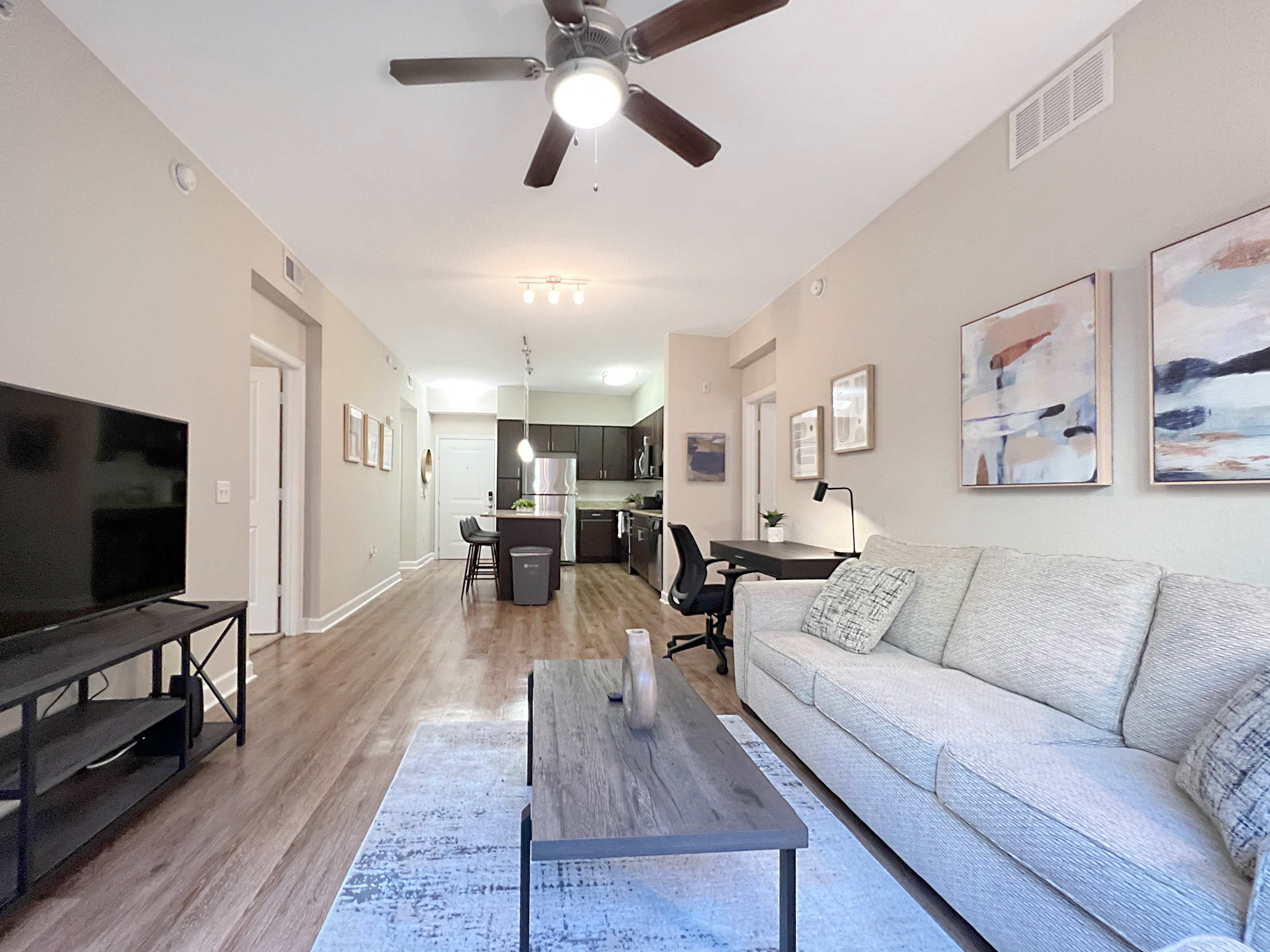 Luxury Westshore Living, Work Desk, Pet Friendly!