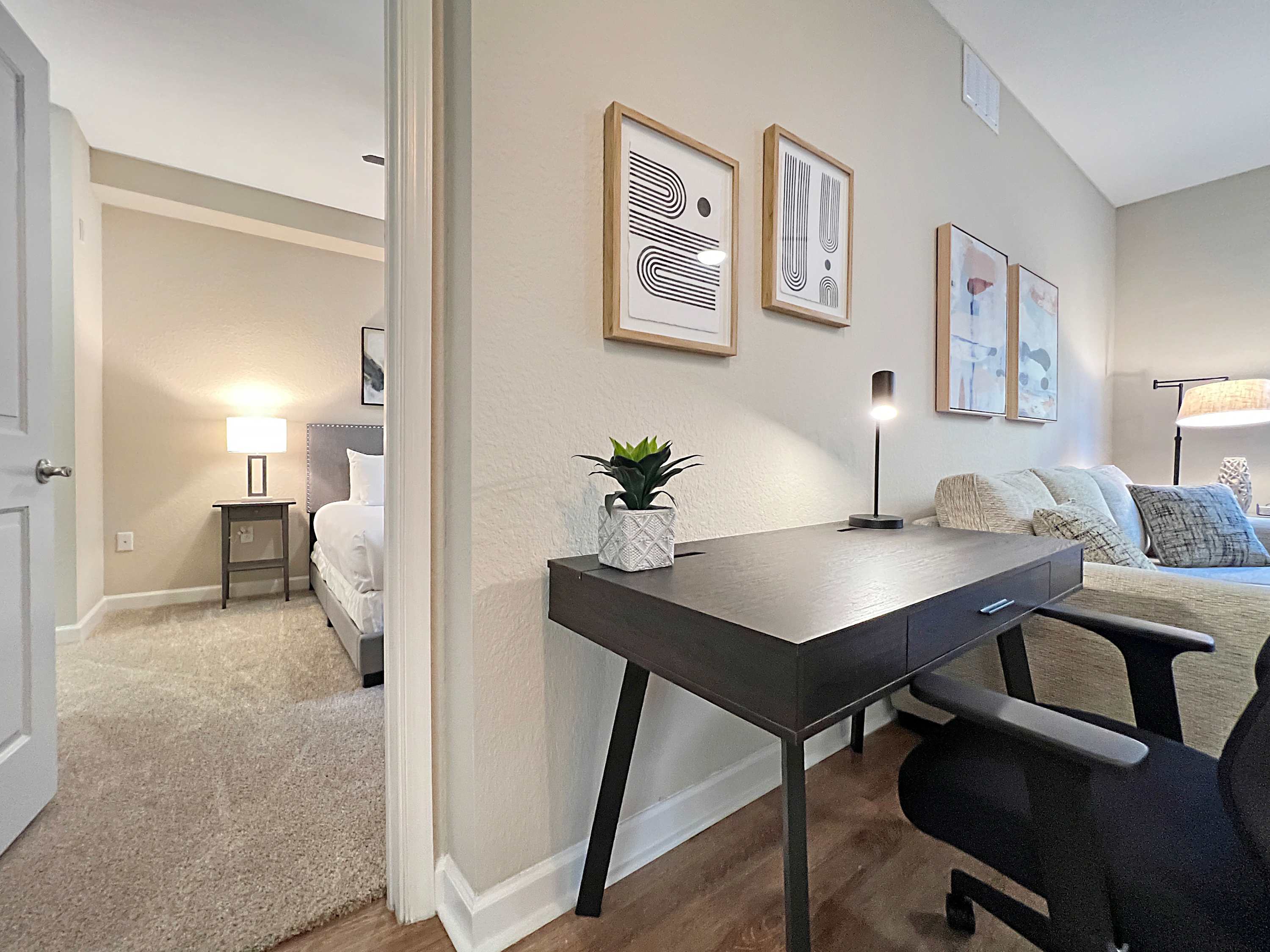 Luxury Westshore Living, Work Desk, Pet Friendly!