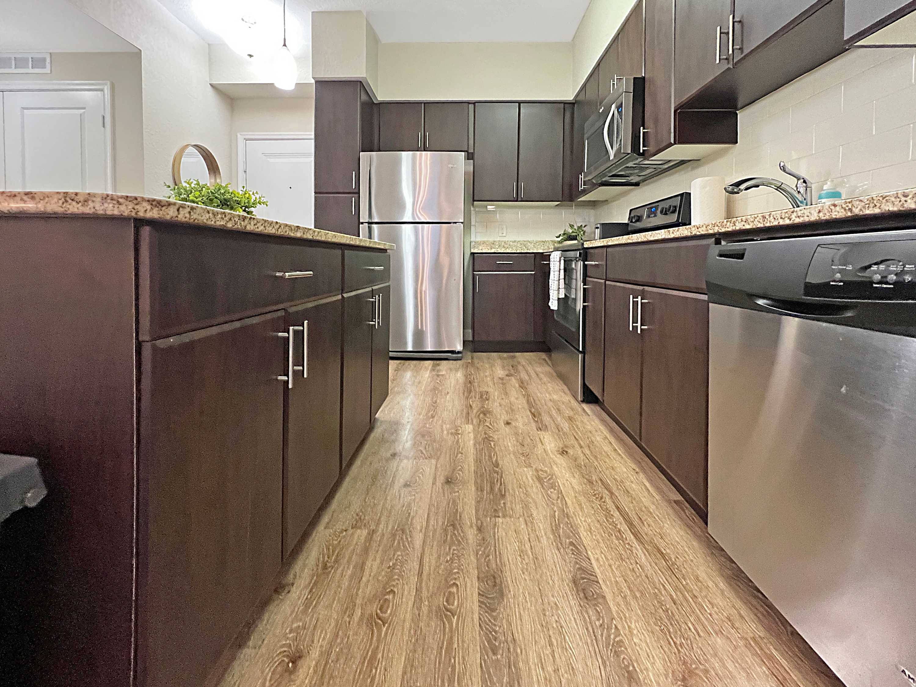 Luxury Westshore Living, Work Desk, Pet Friendly!