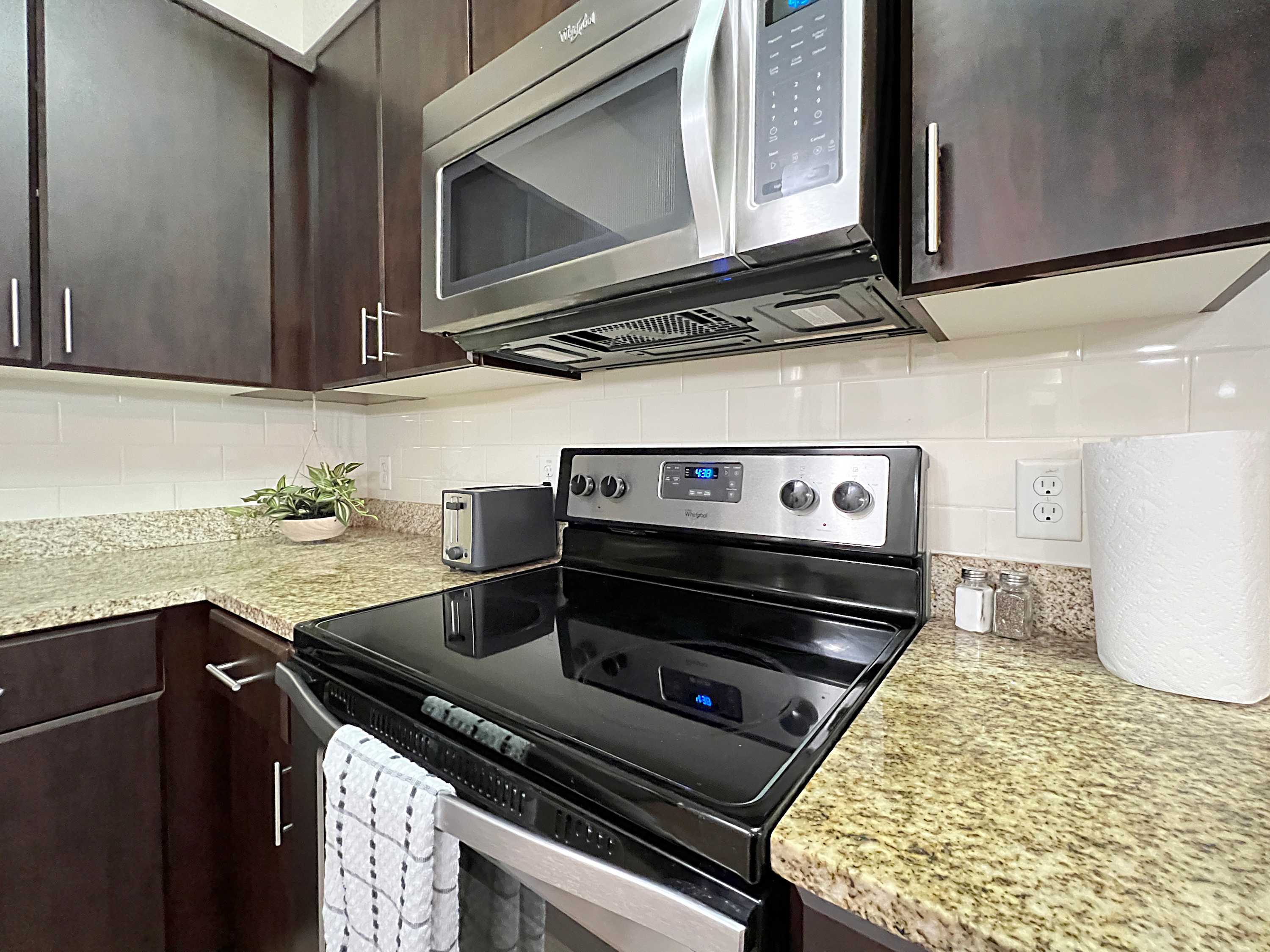 Luxury Westshore Living, Work Desk, Pet Friendly!