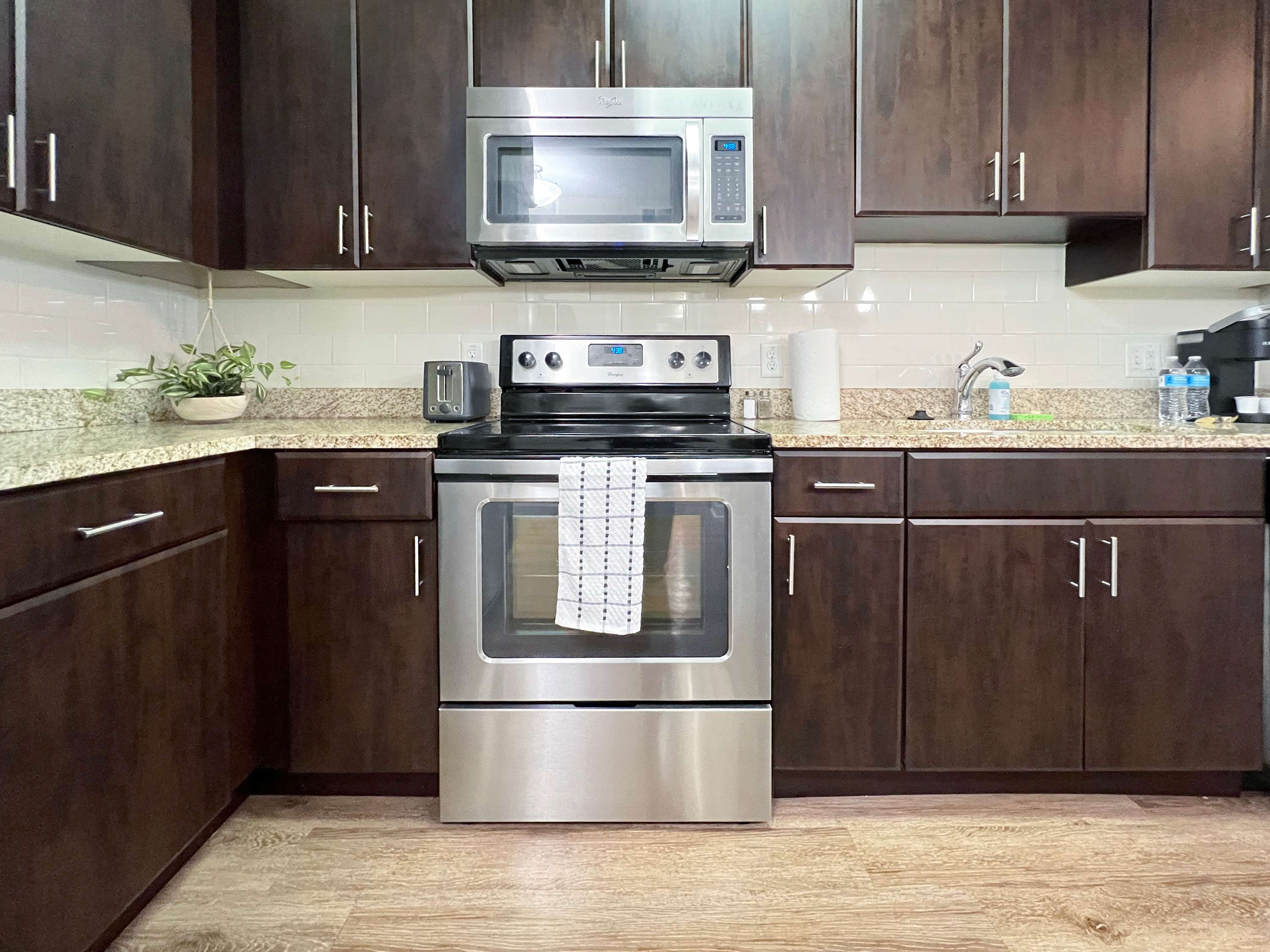 Luxury Westshore Living, Work Desk, Pet Friendly!