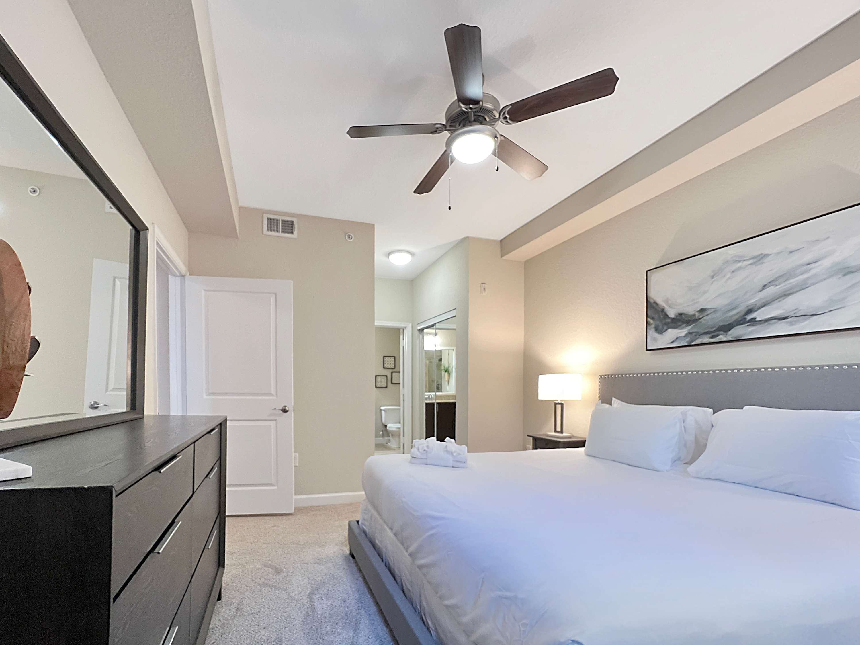 Luxury Westshore Living, Work Desk, Pet Friendly!