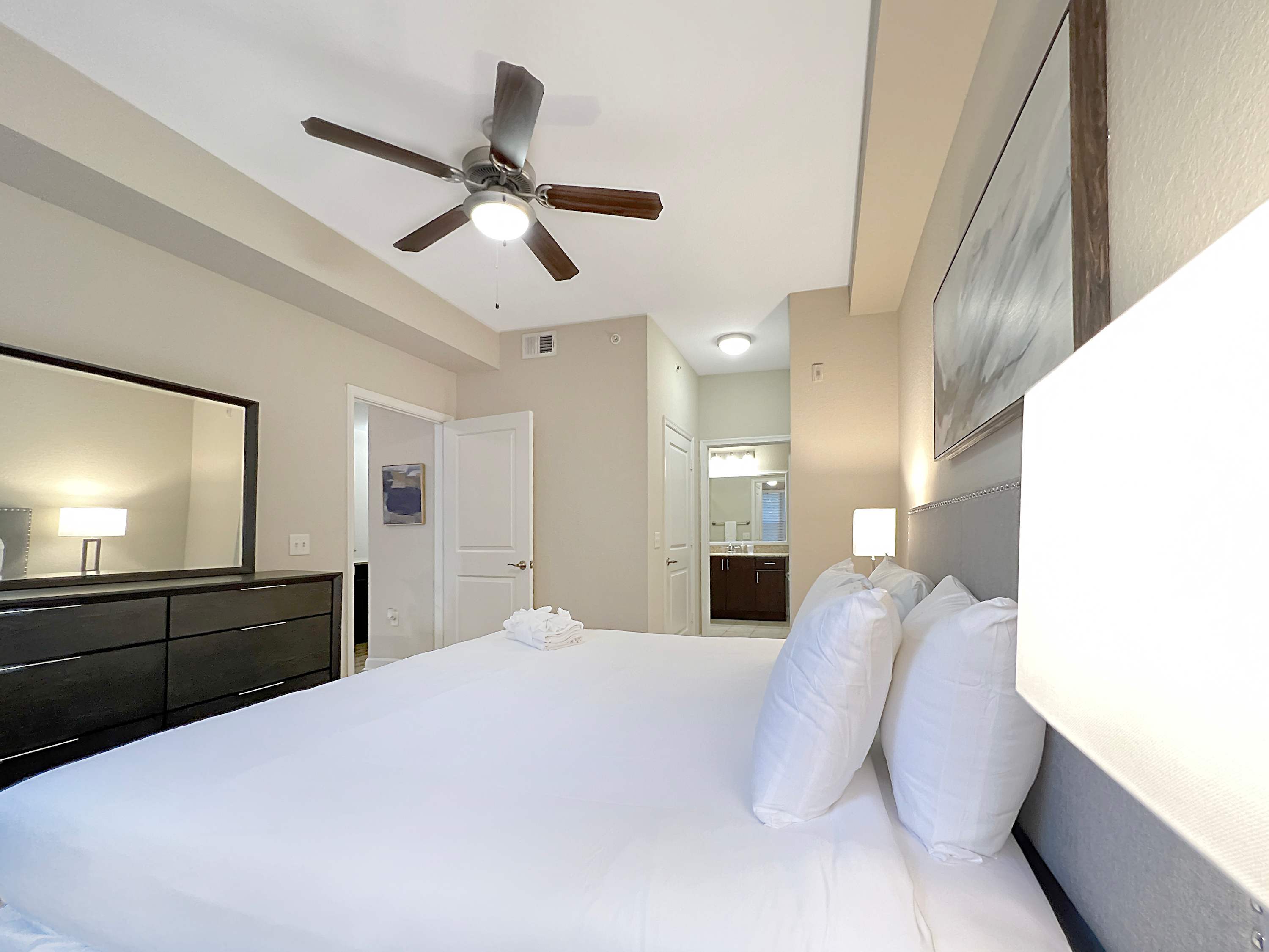 Luxury Westshore Living, Work Desk, Pet Friendly!