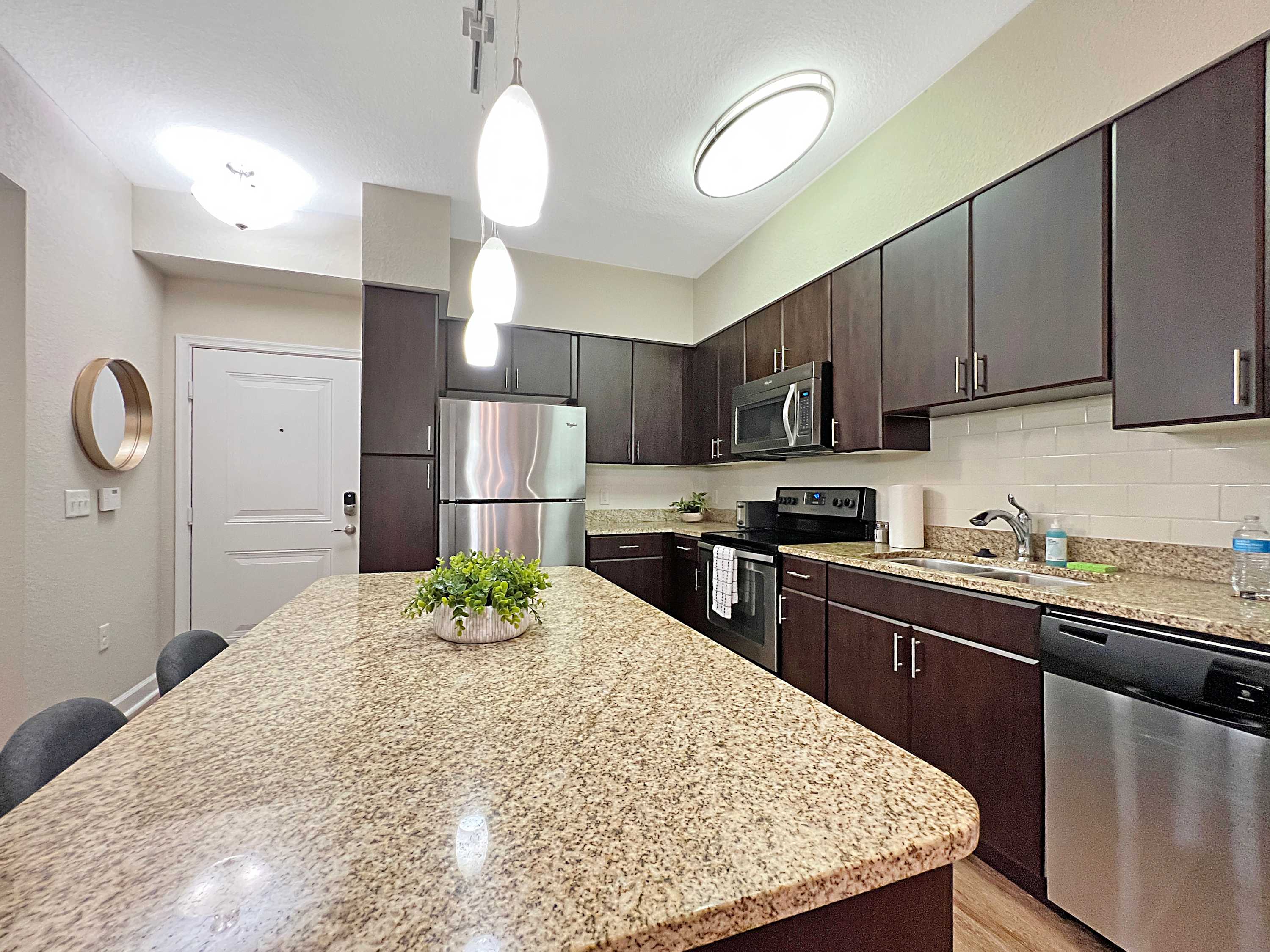 Luxury Westshore Living, Work Desk, Pet Friendly!