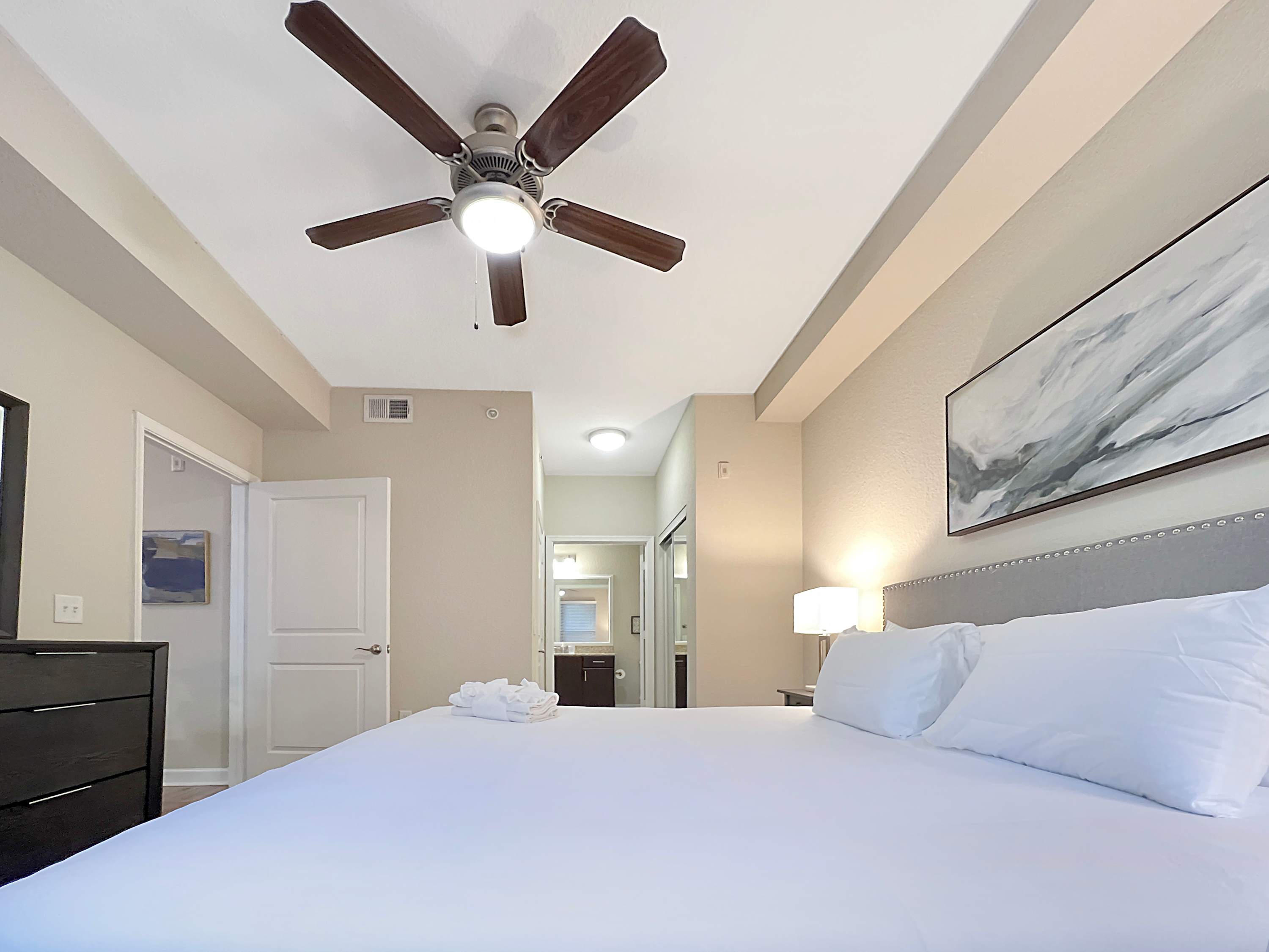 Luxury Westshore Living, Work Desk, Pet Friendly!