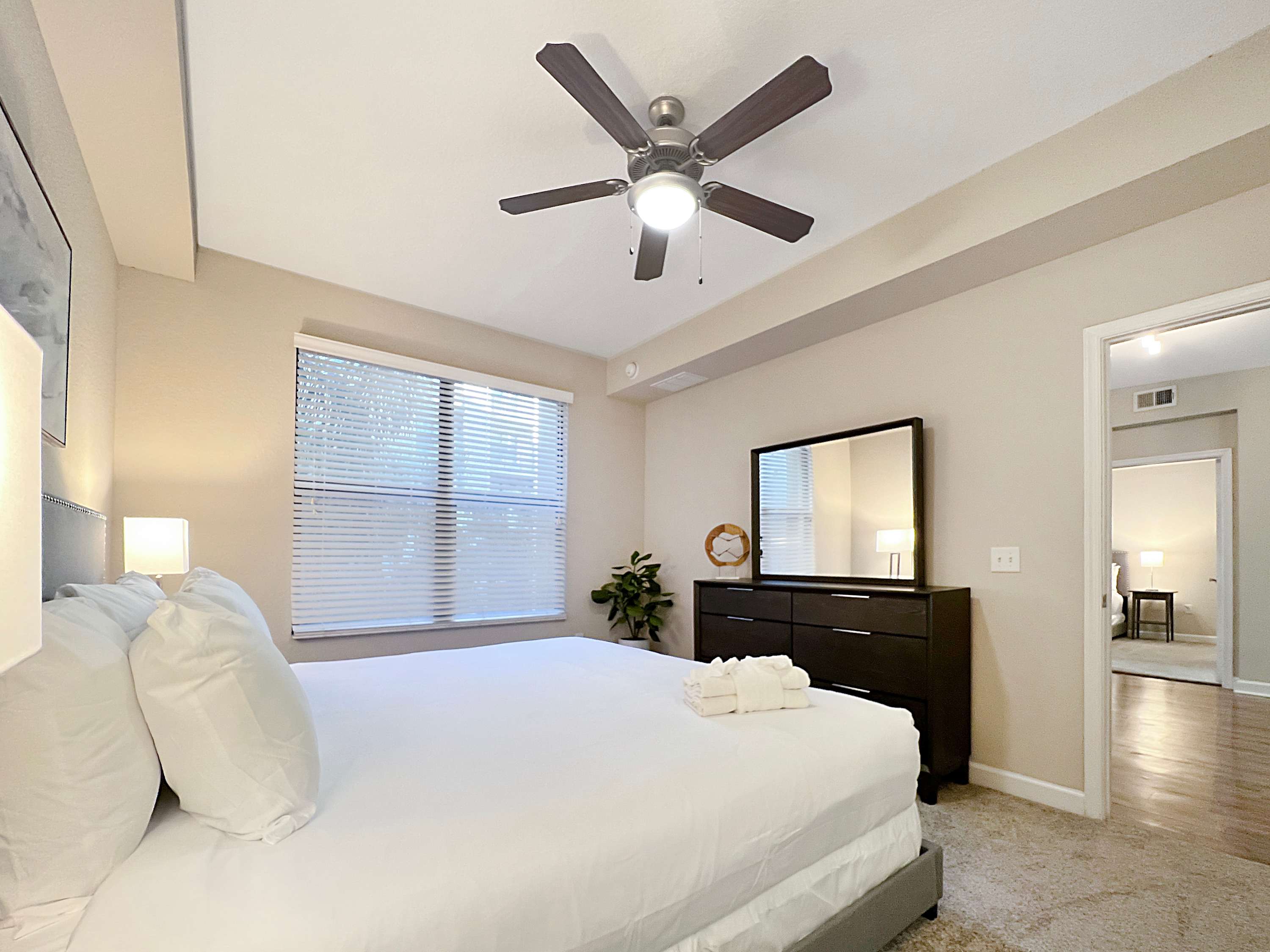 Luxury Westshore Living, Work Desk, Pet Friendly!