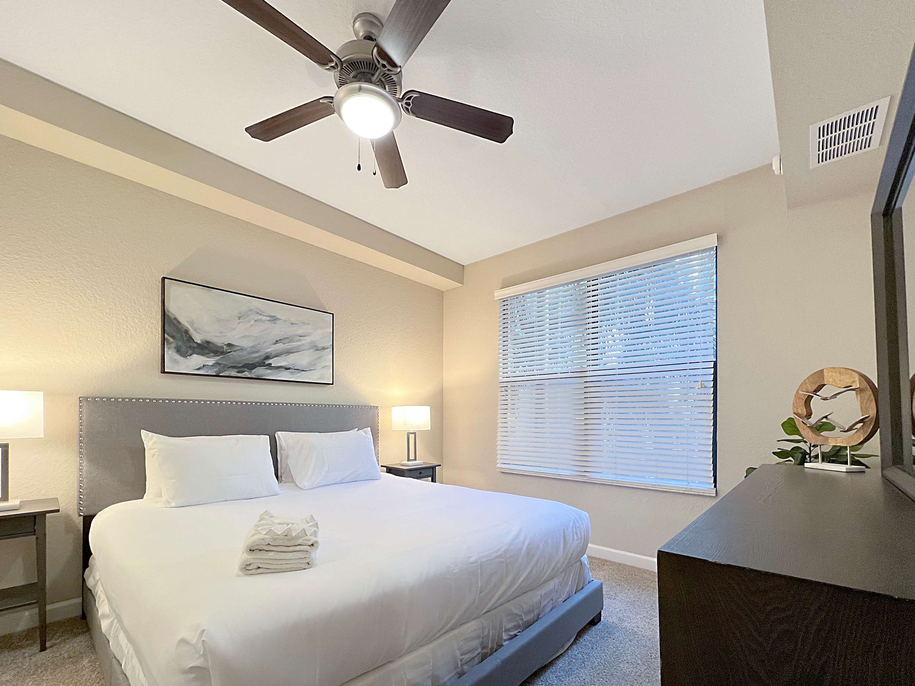 Luxury Westshore Living, Work Desk, Pet Friendly!