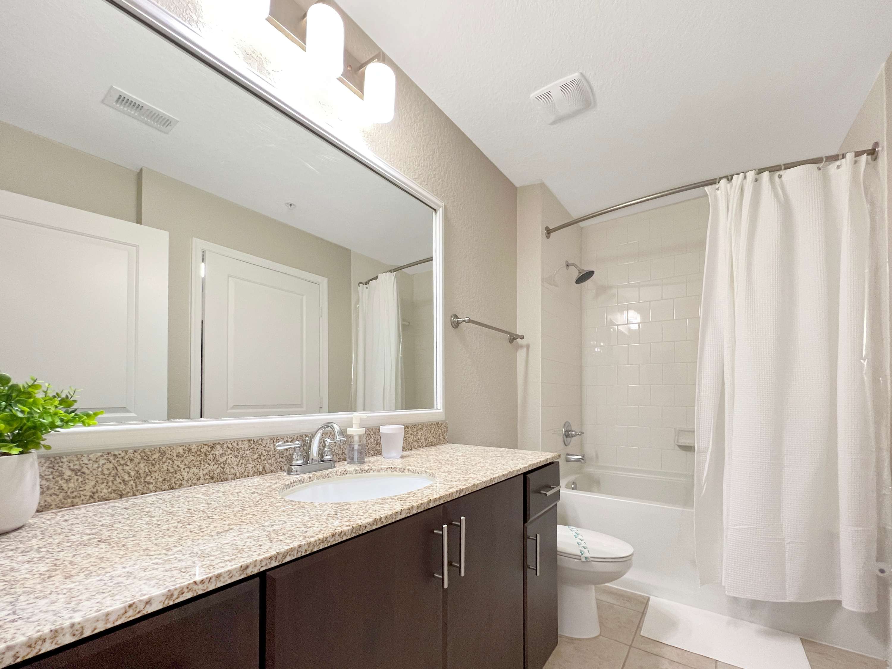 Luxury Westshore Living, Work Desk, Pet Friendly!