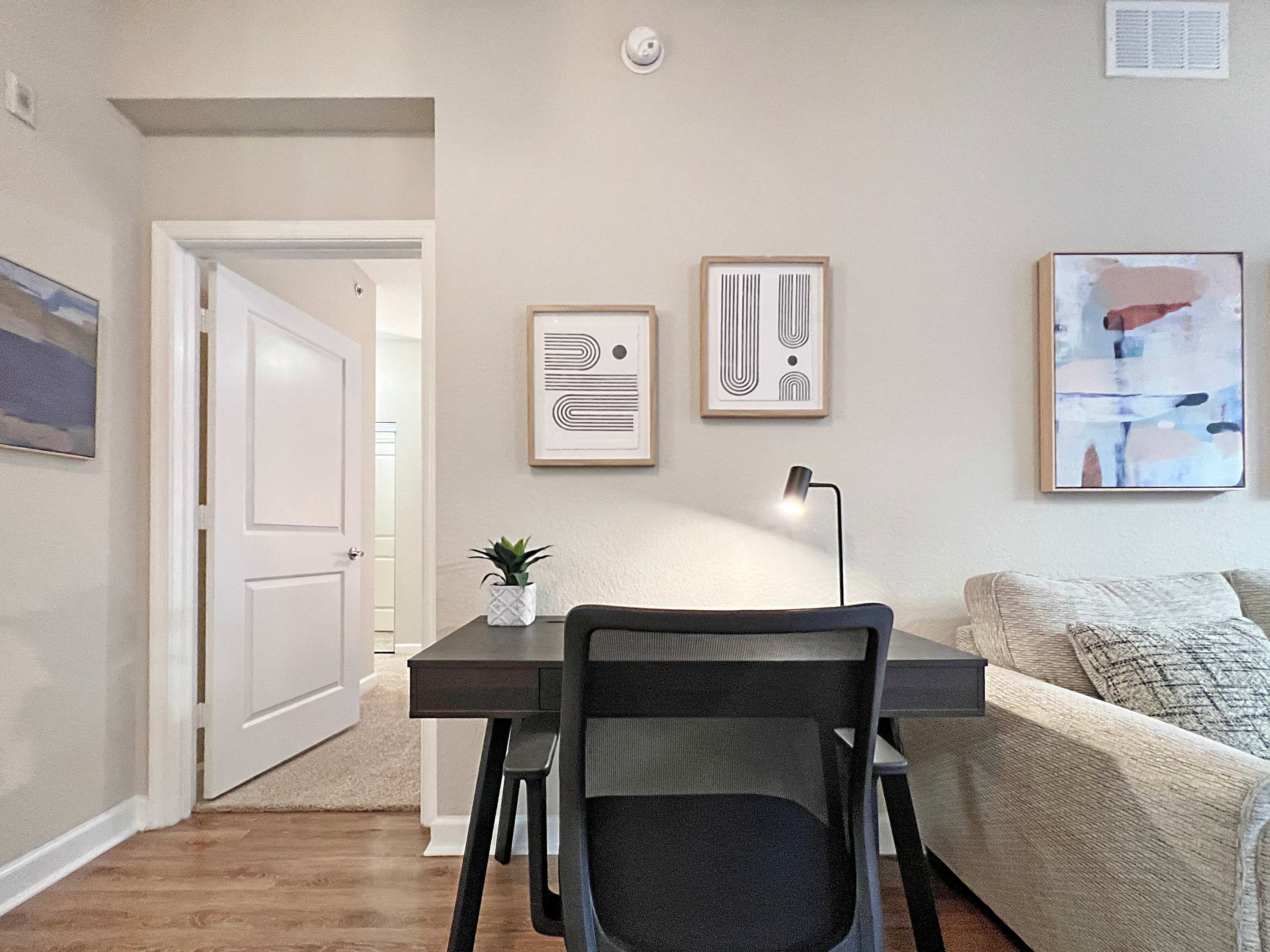 Luxury Westshore Living, Work Desk, Pet Friendly!