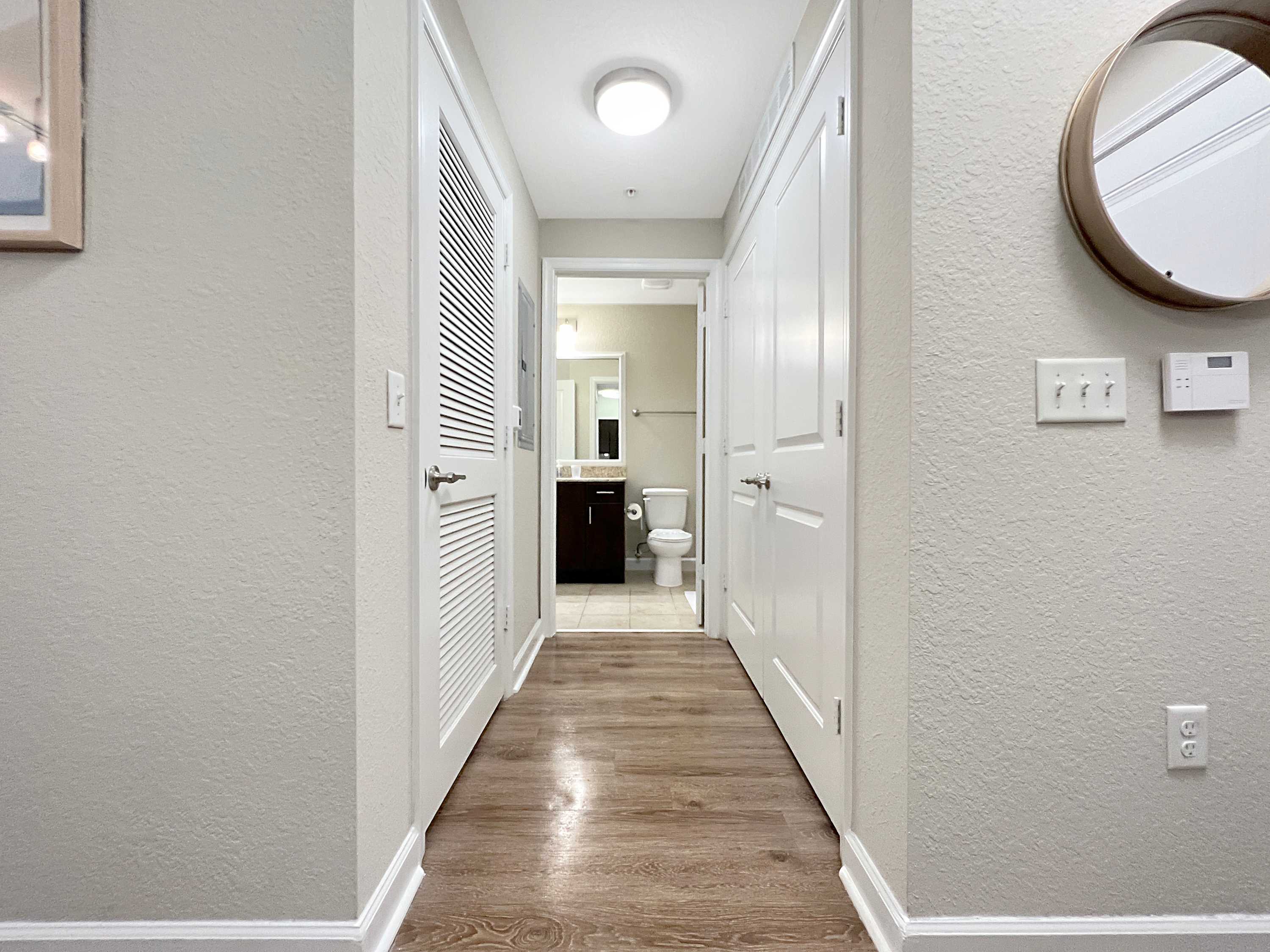 Luxury Westshore Living, Work Desk, Pet Friendly!