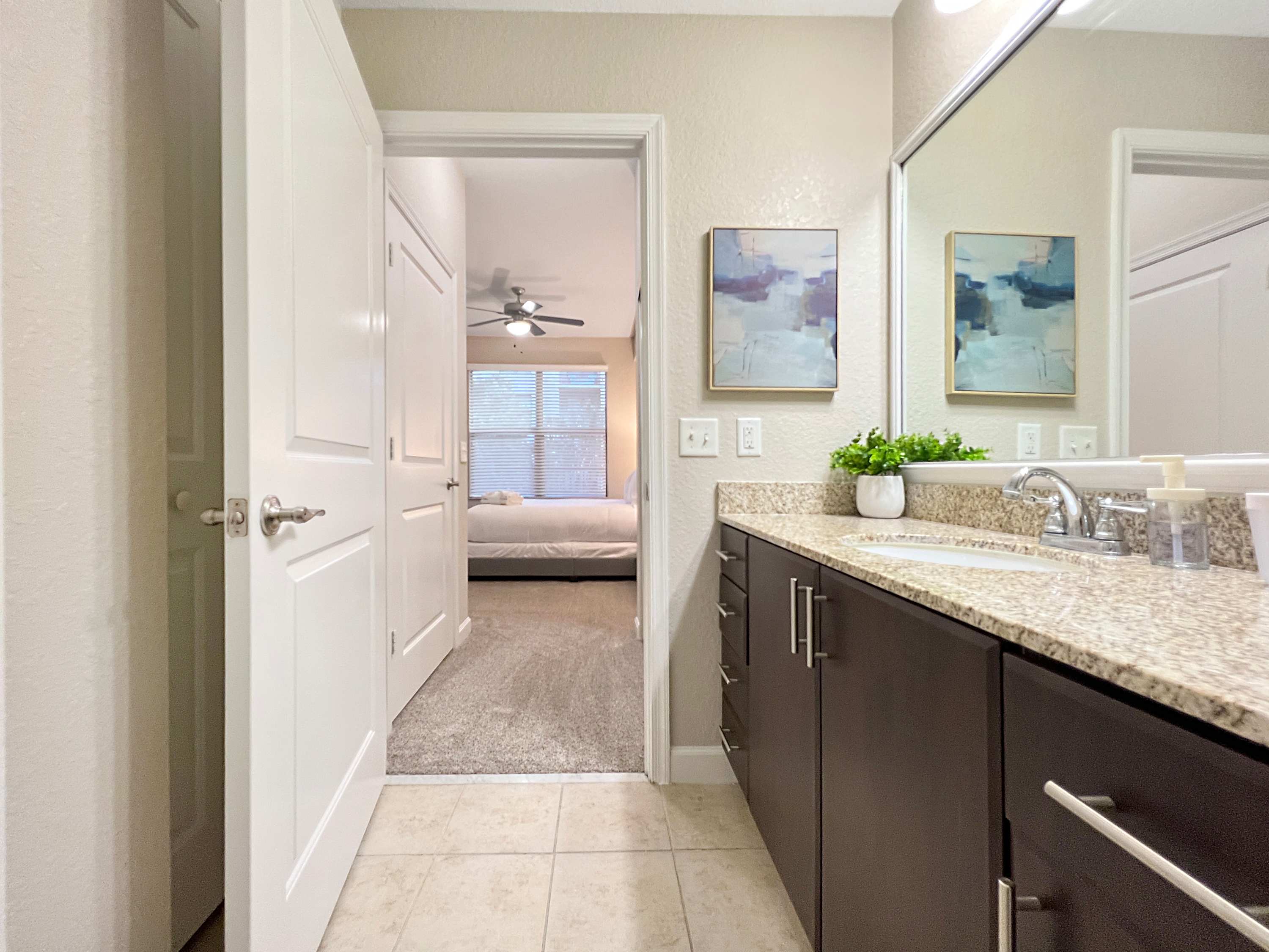 Luxury Westshore Living, Work Desk, Pet Friendly!