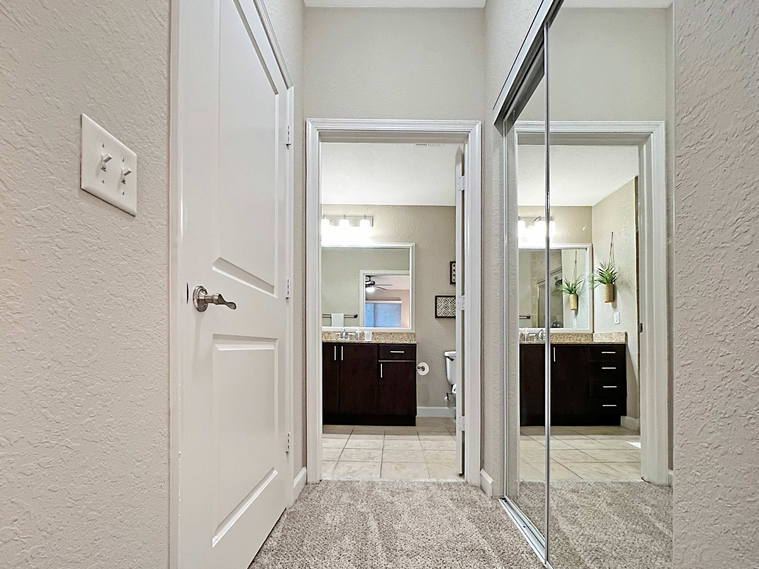 Luxury Westshore Living, Work Desk, Pet Friendly!