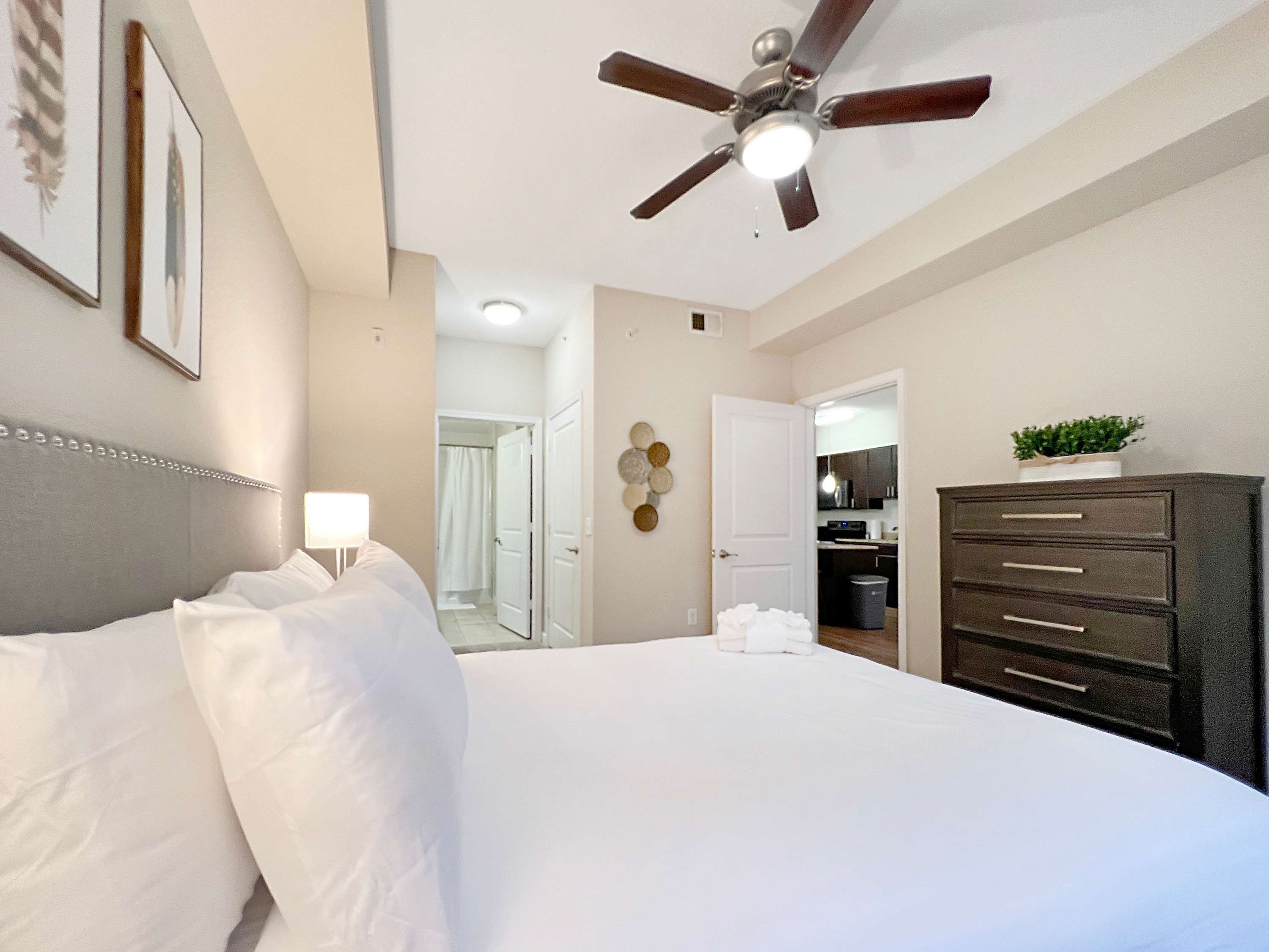 Luxury Westshore Living, Work Desk, Pet Friendly!