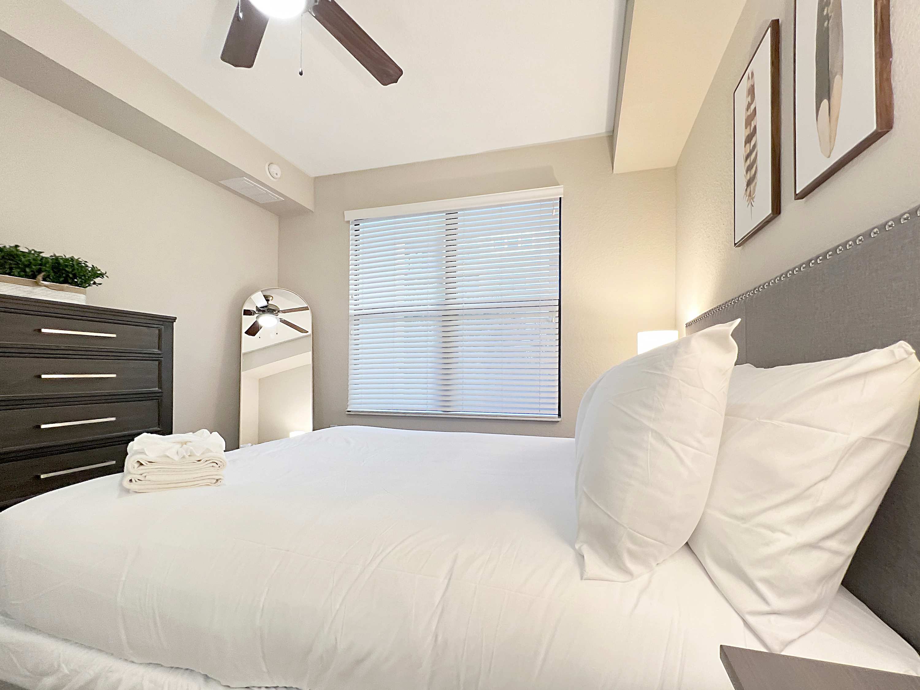 Luxury Westshore Living, Work Desk, Pet Friendly!