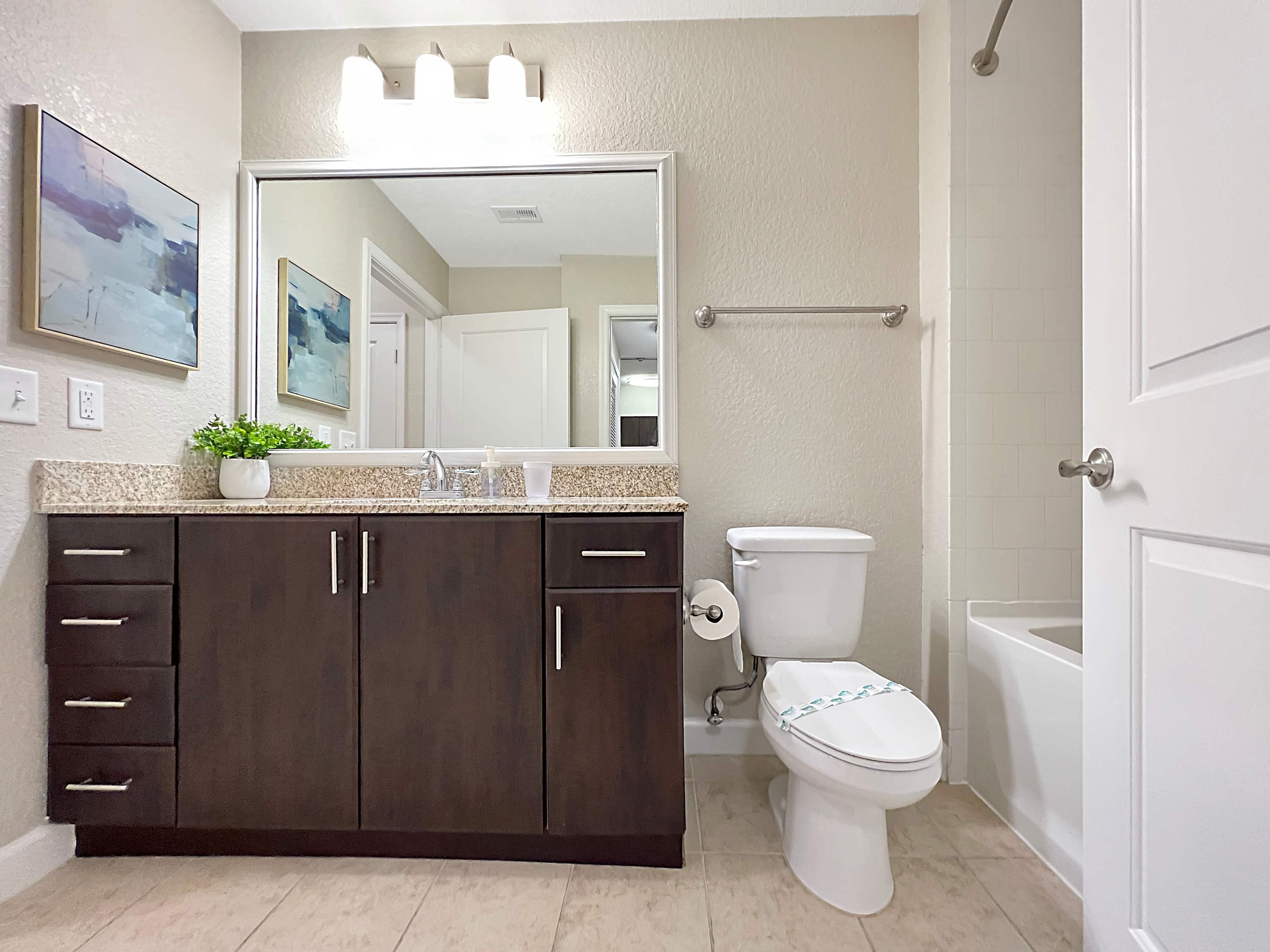 Luxury Westshore Living, Work Desk, Pet Friendly!