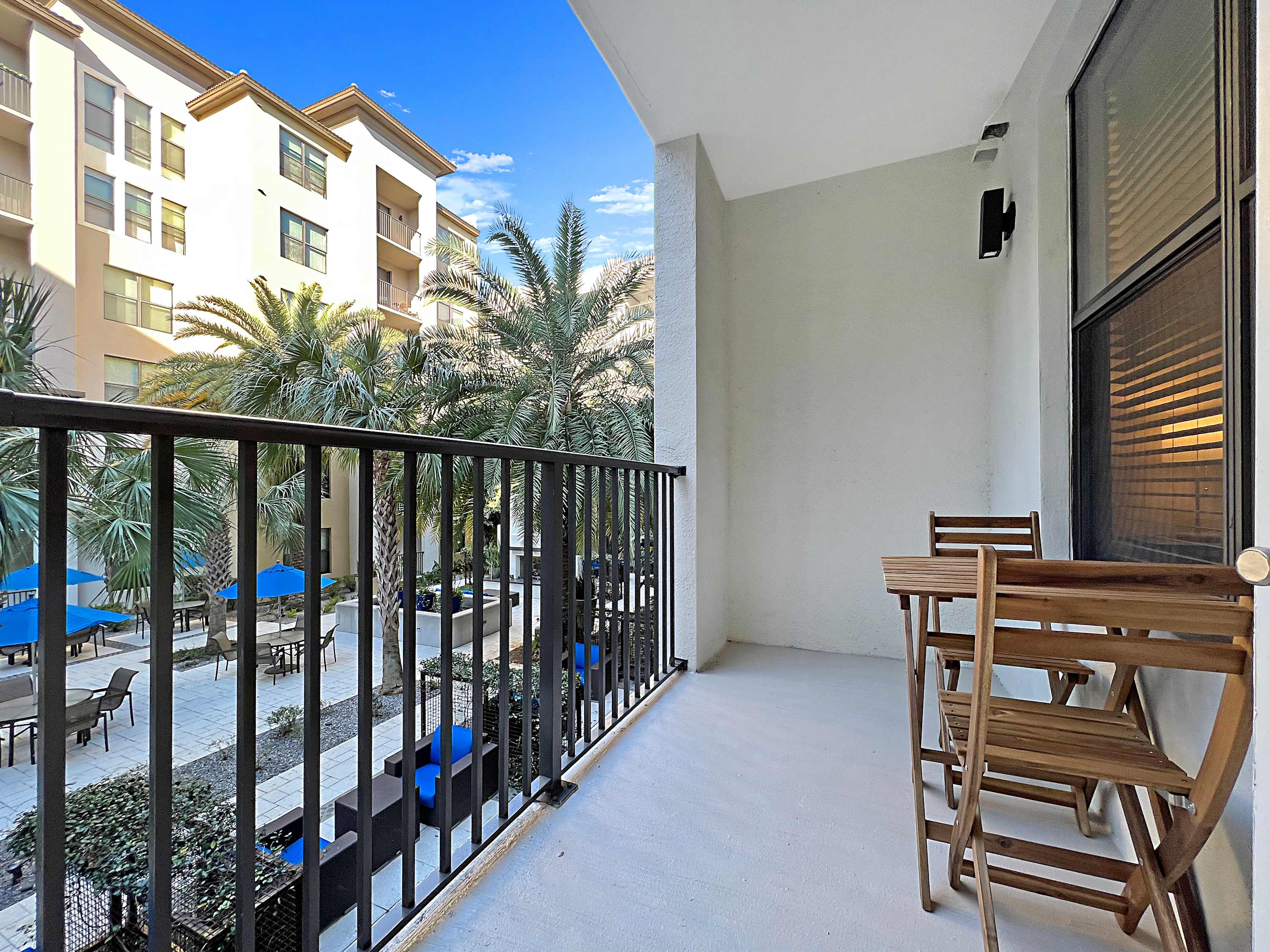 Luxury Westshore Living, Work Desk, Pet Friendly!