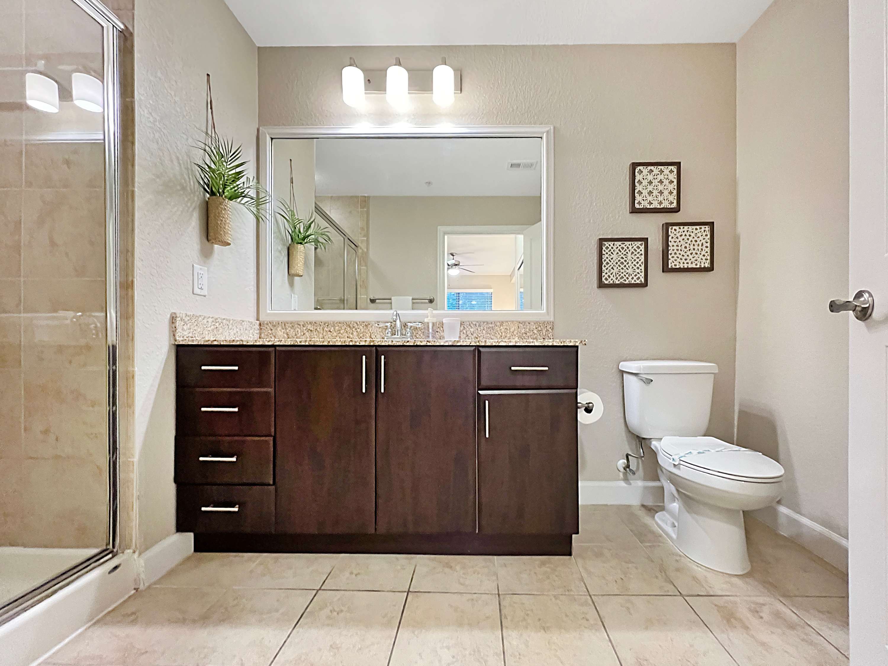 Luxury Westshore Living, Work Desk, Pet Friendly!