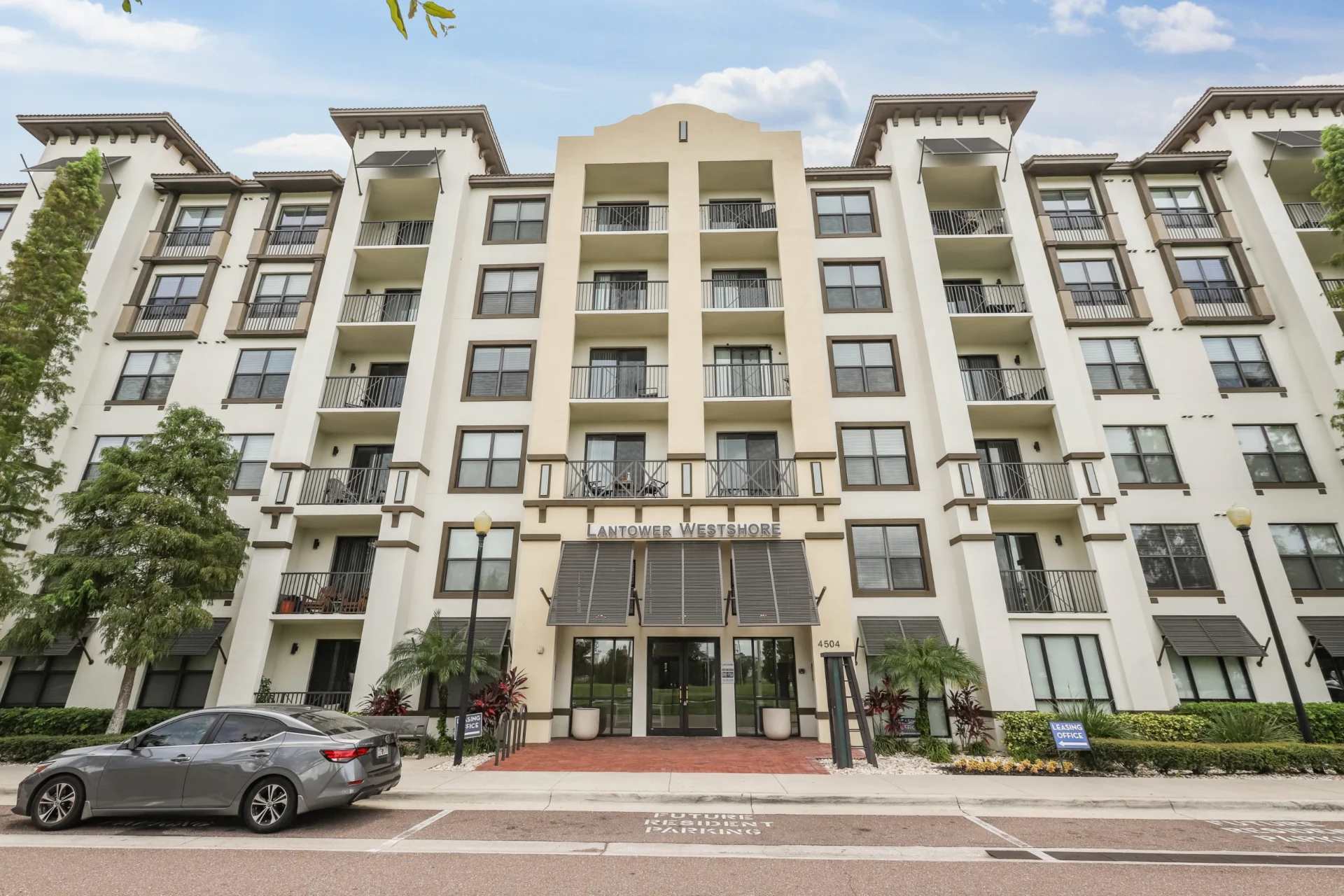 Luxury Westshore Living, Work Desk, Pet Friendly!