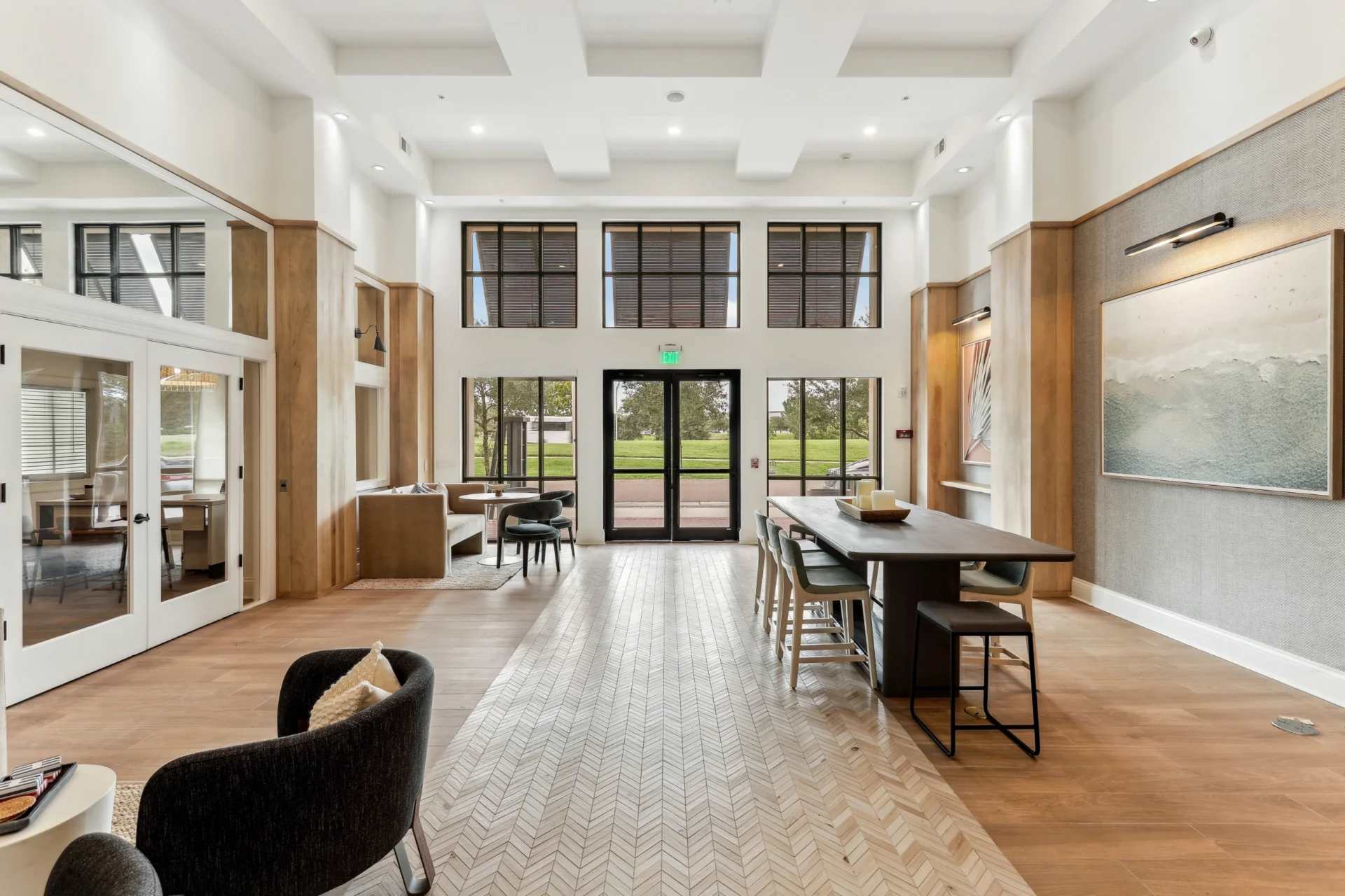 Luxury Westshore Living, Work Desk, Pet Friendly!