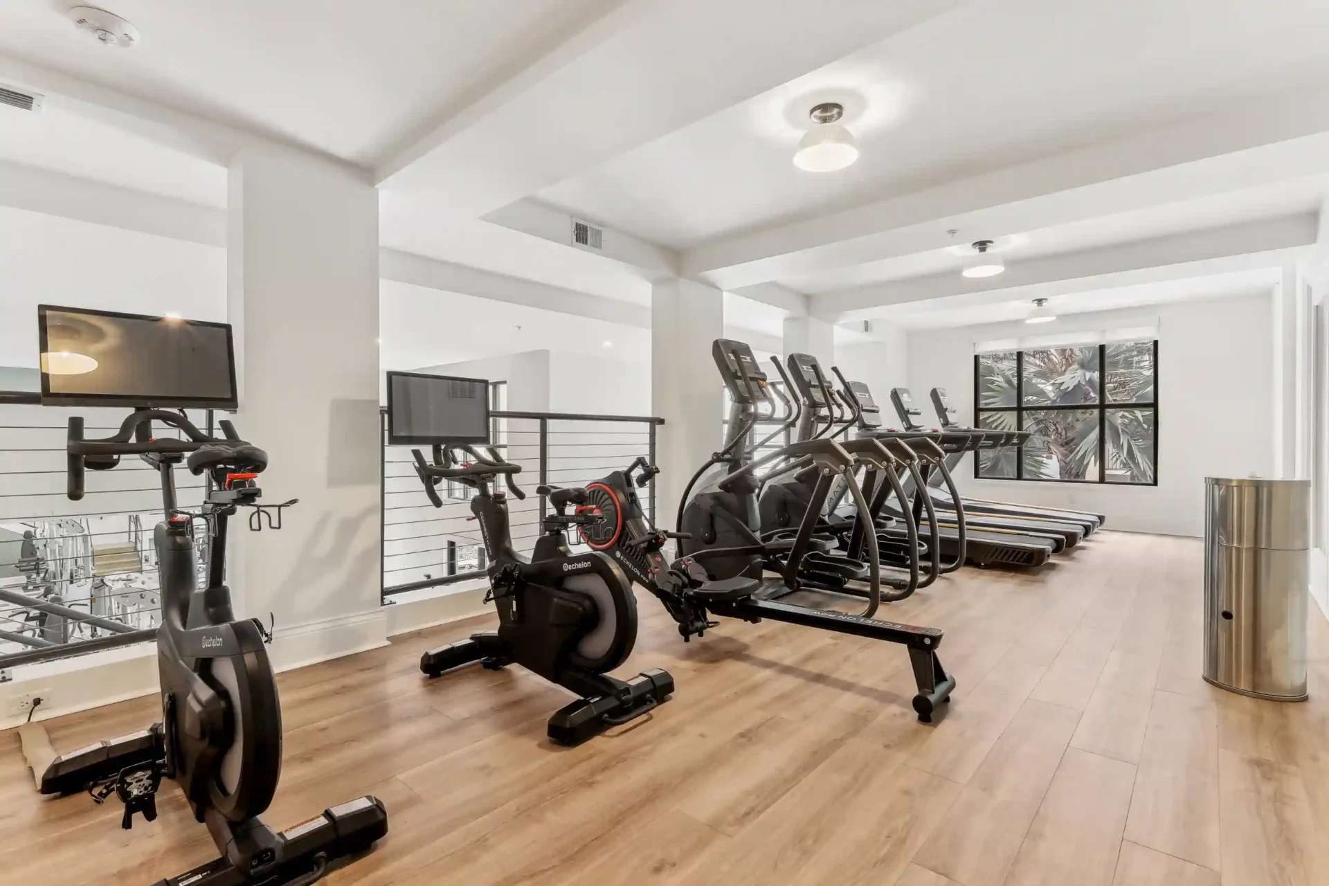 Luxury Westshore Living, Work Desk, Pet Friendly!