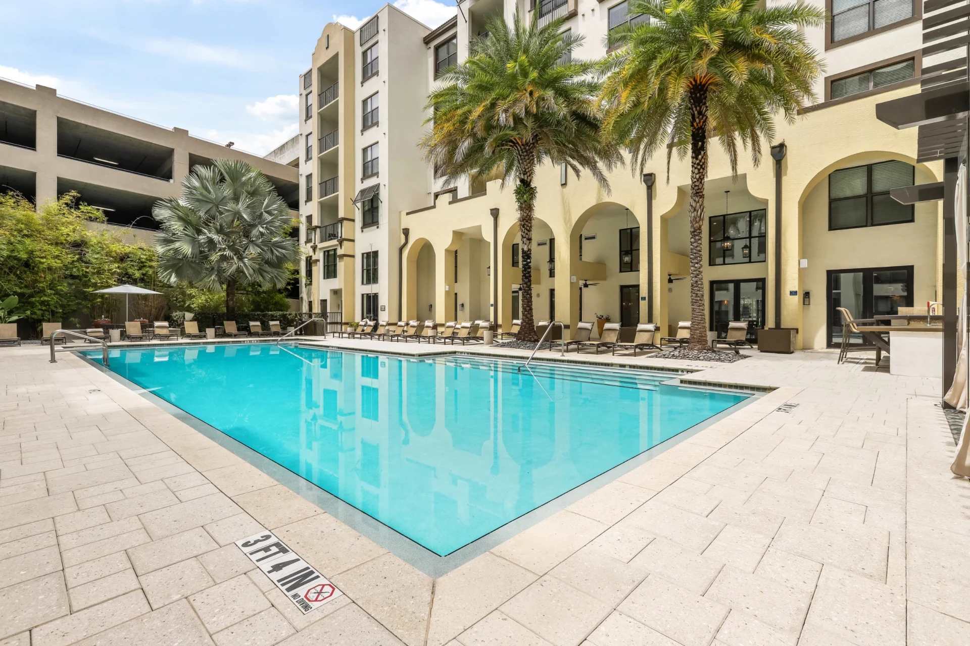 Luxury Westshore Living, Work Desk, Pet Friendly!