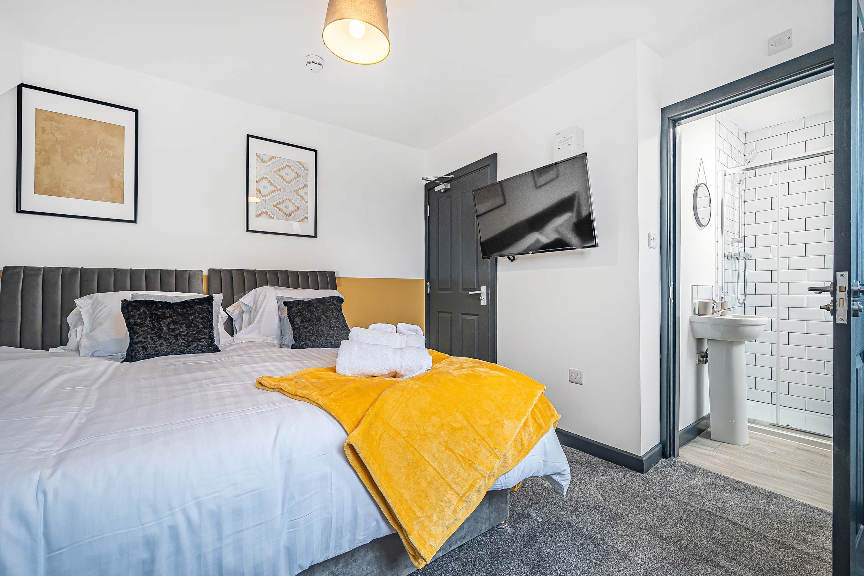 Spacious 5 bedroom apartment sleeping 10 in Mcr in Bury New Road 335 M45 7SE - Property image 8 - VivreStays