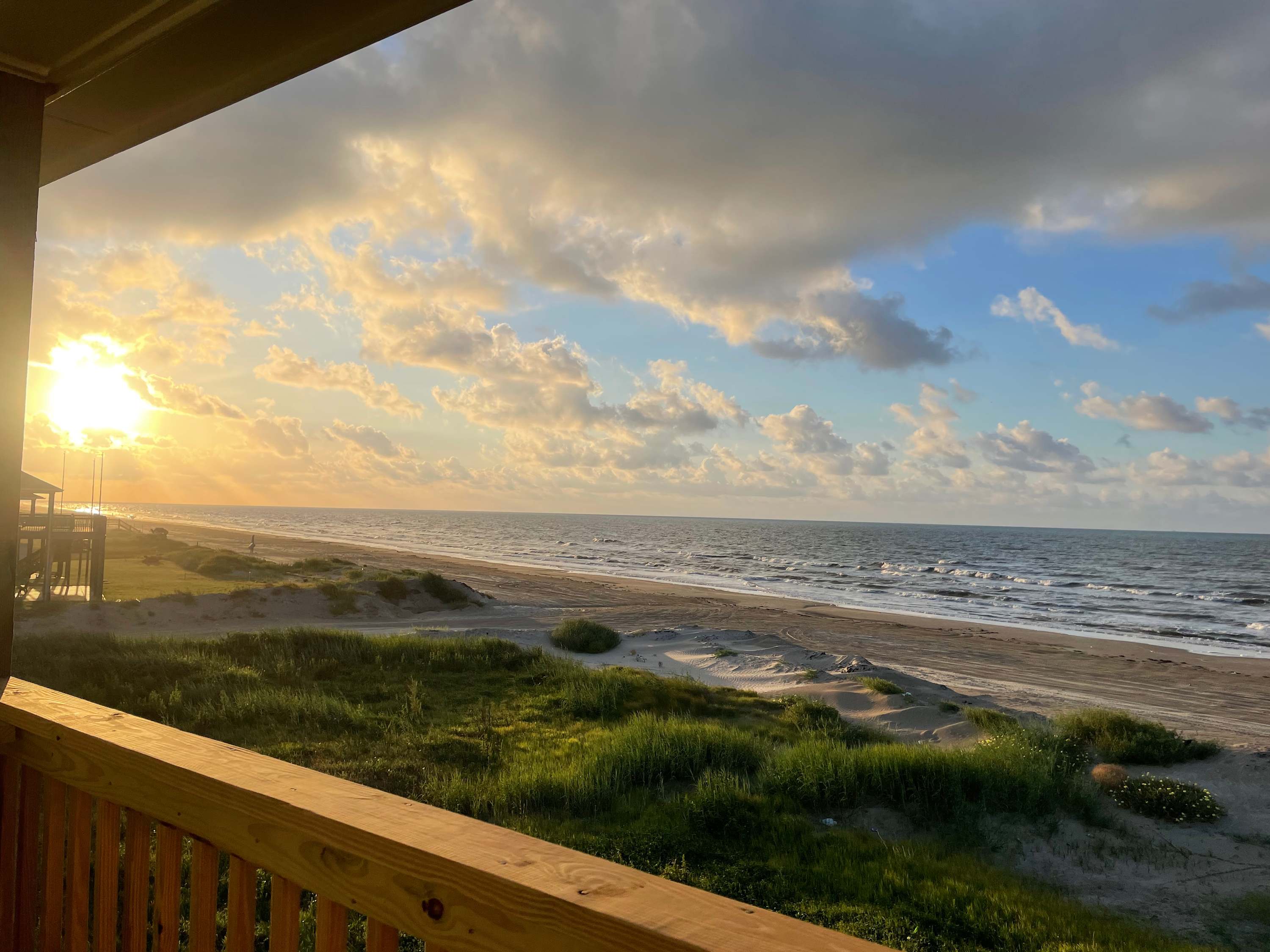 Sea Bean, Brand New Beachfront Beauty, Sleeps 6 — Crystal Beach, TX — vacation rental