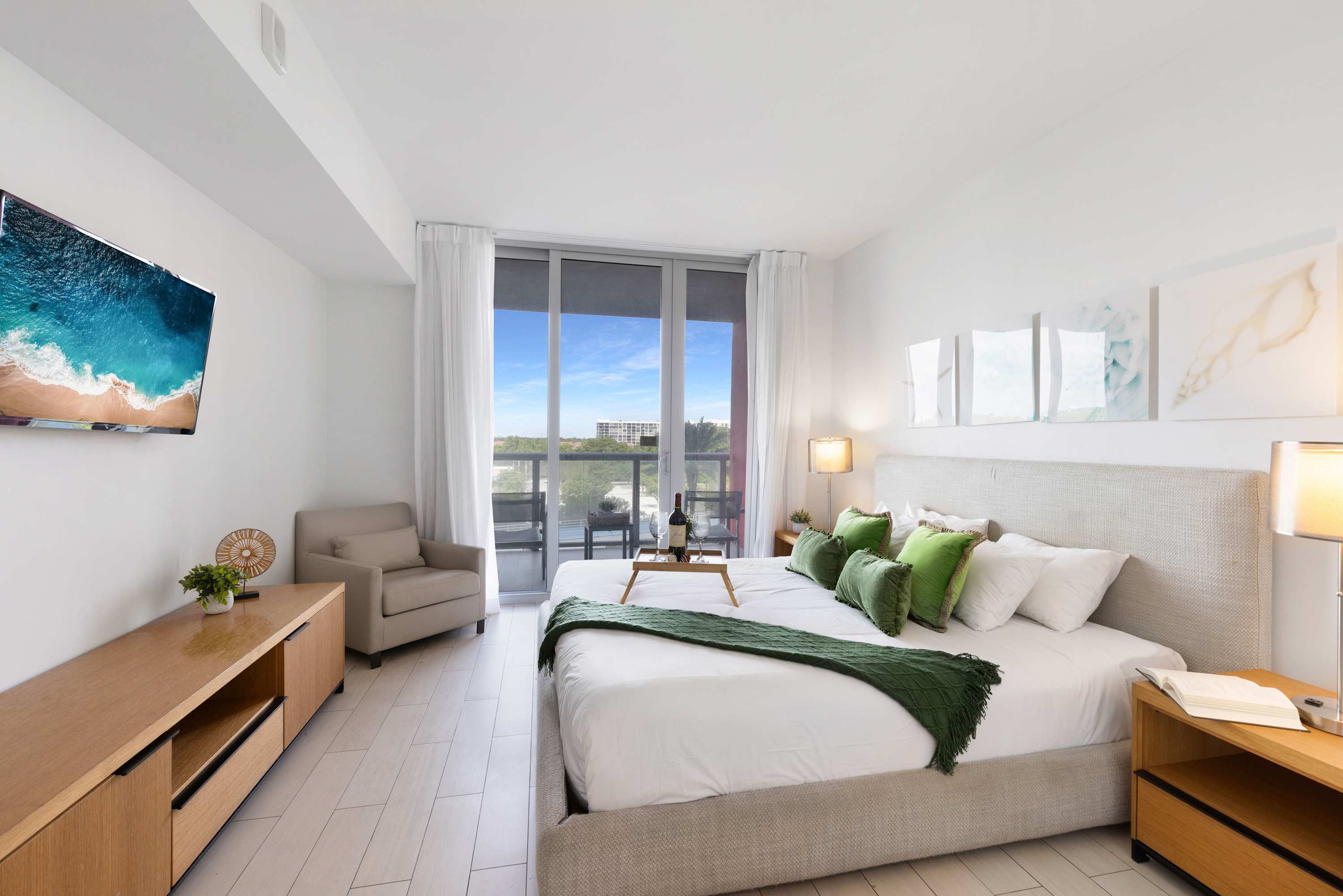 Beautiful apartment w/Private Balcony + Pool