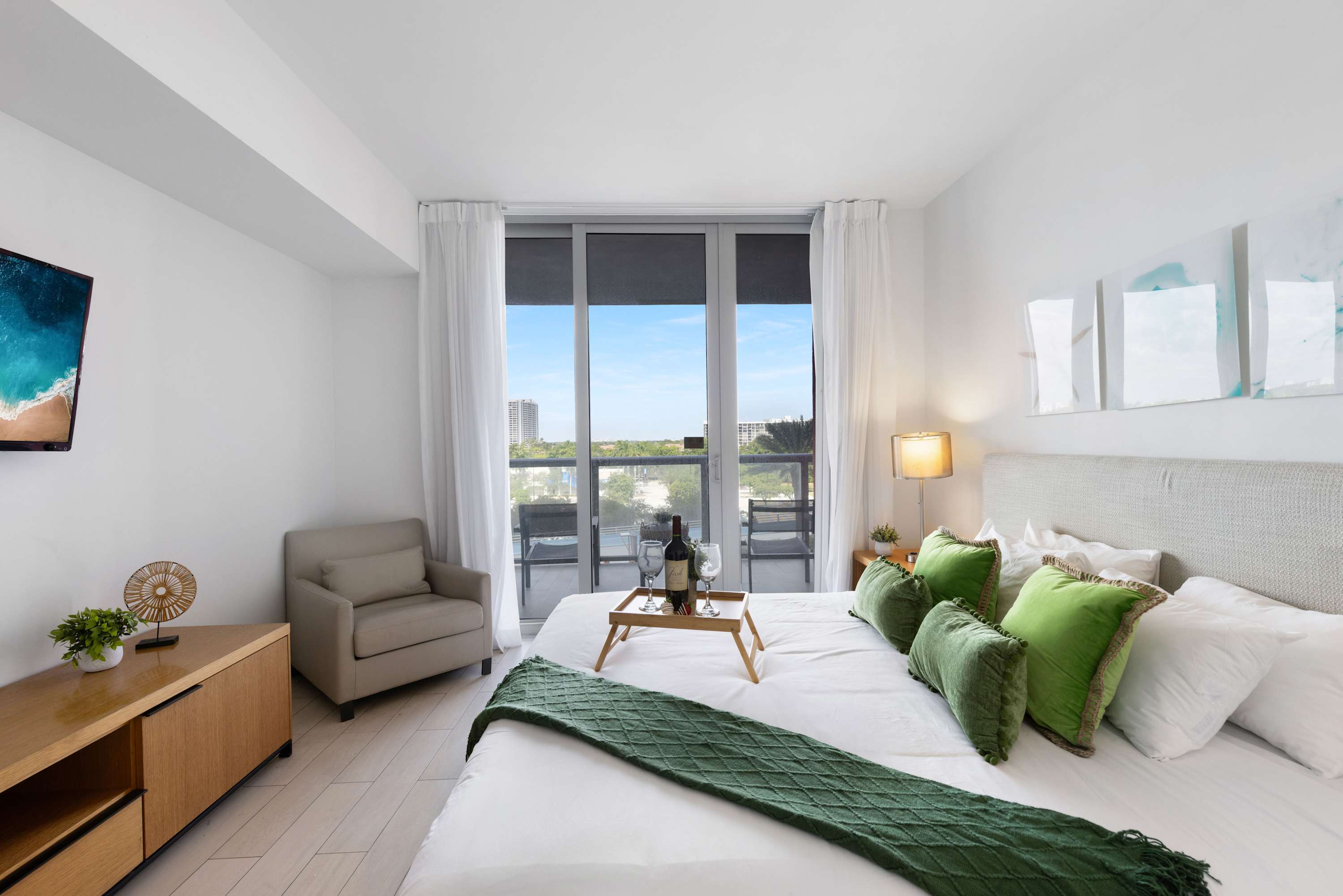 Beautiful apartment w/Private Balcony + Pool