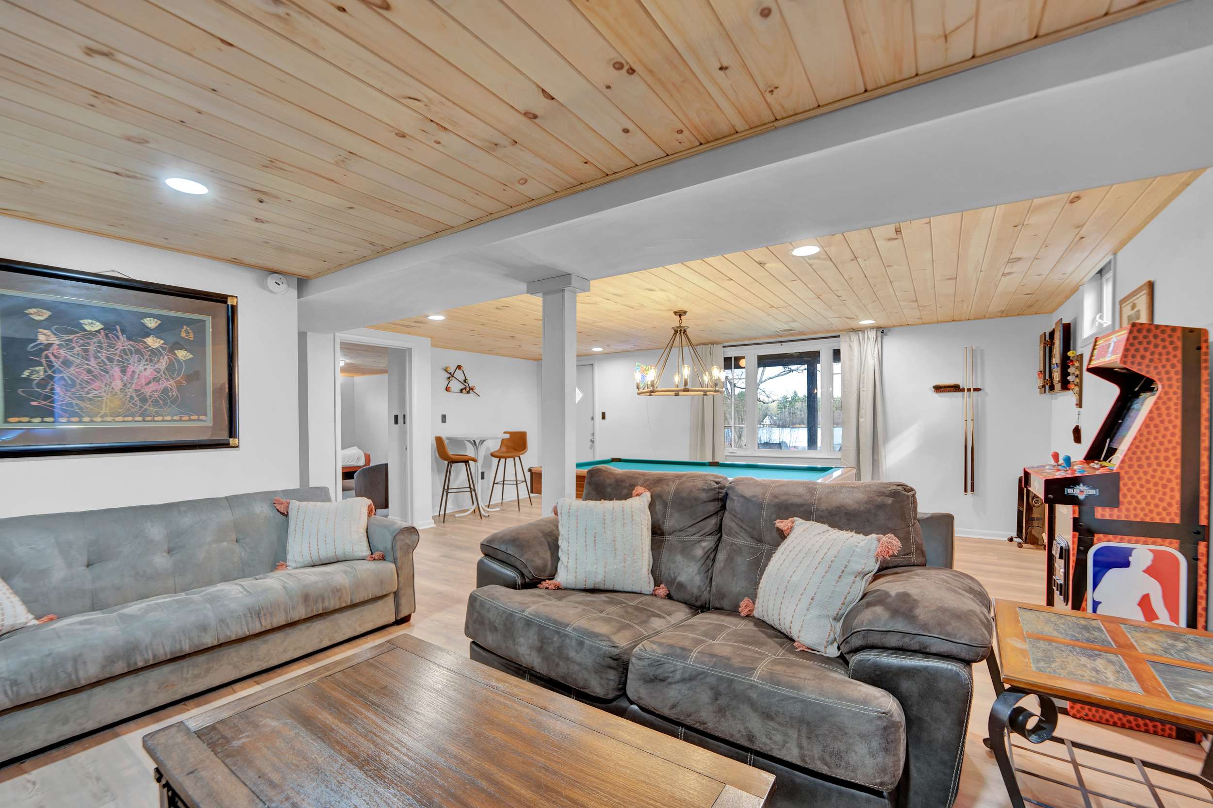LakeFront Pocono Cabin | Massive Yard & Hot Tub
